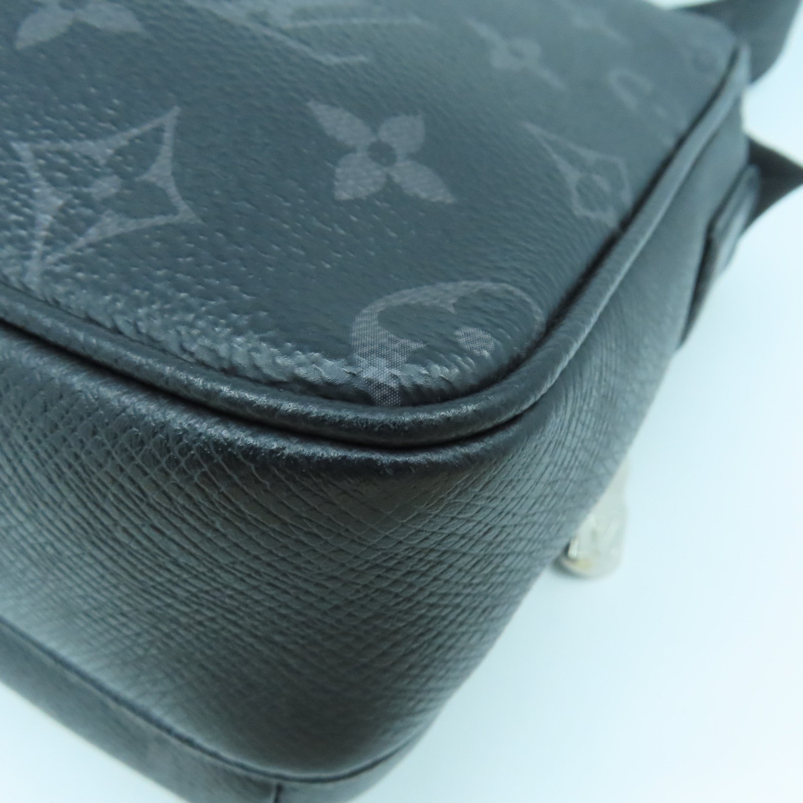 LOUIS VUITTON Monogram Eclipse Outdoor Messenger PM肩背袋黑色