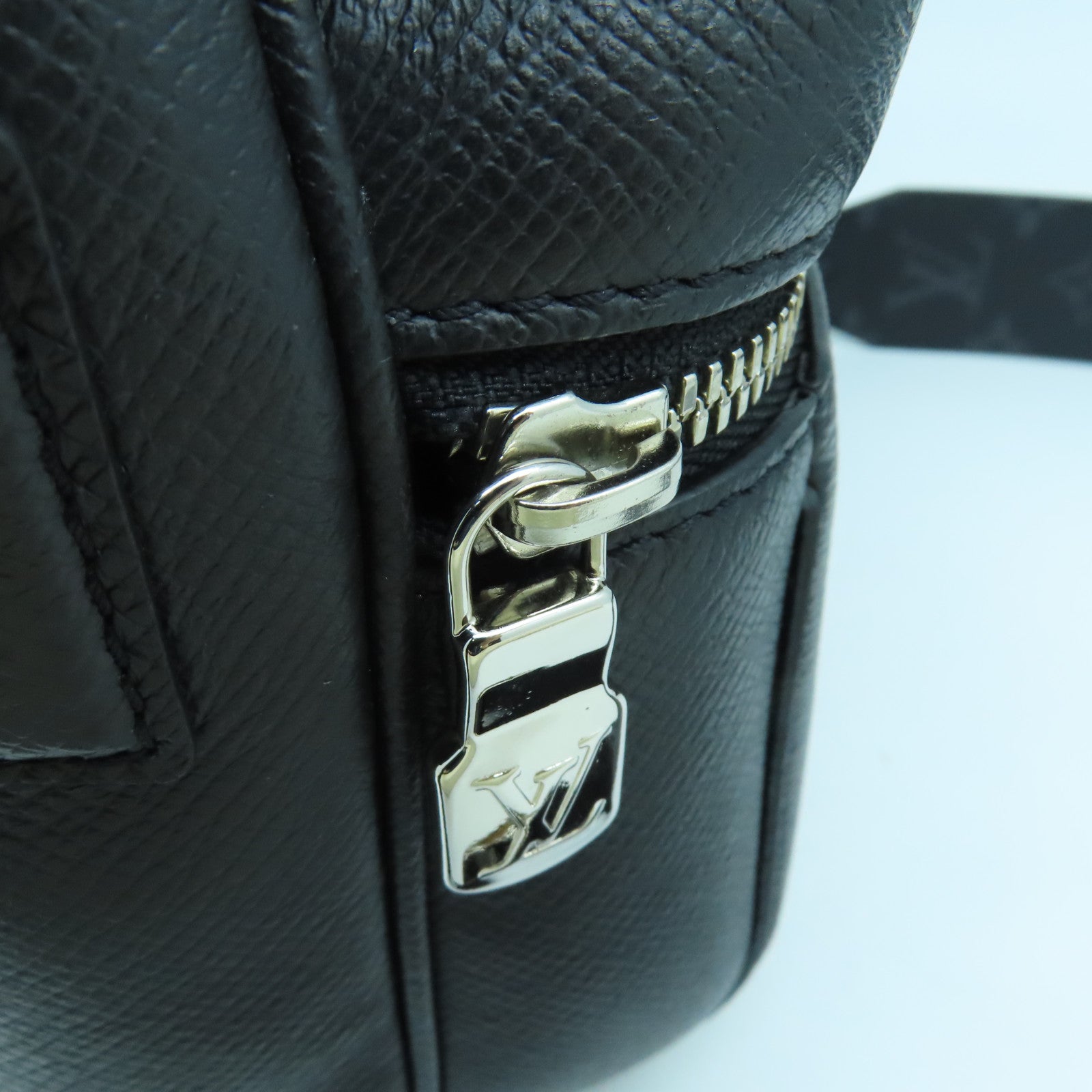LOUIS VUITTON Monogram Eclipse Outdoor Messenger PM肩背袋黑色