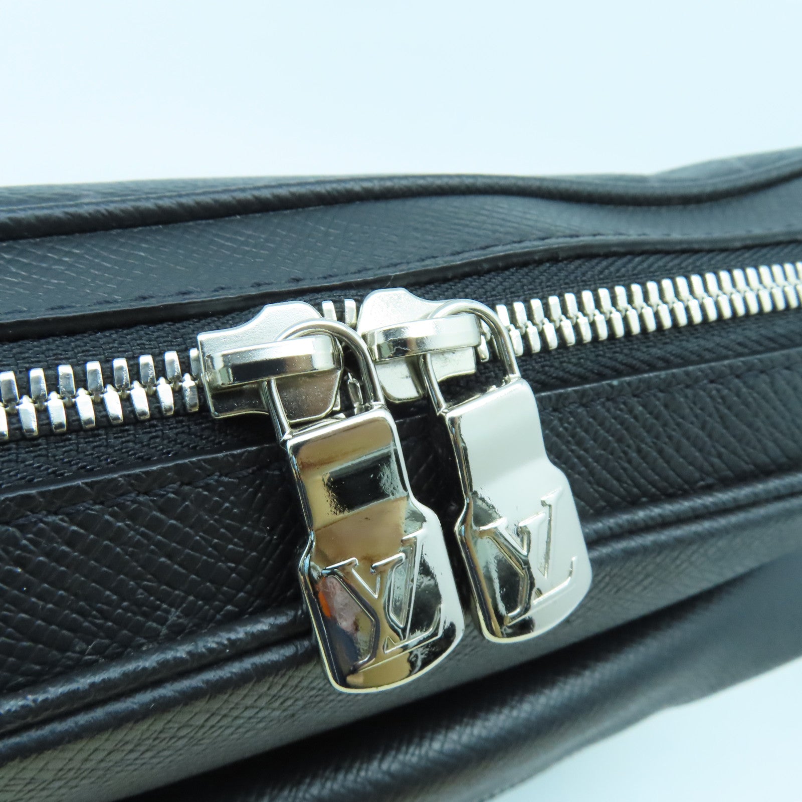 LOUIS VUITTON Monogram Eclipse Outdoor Messenger PM肩背袋黑色