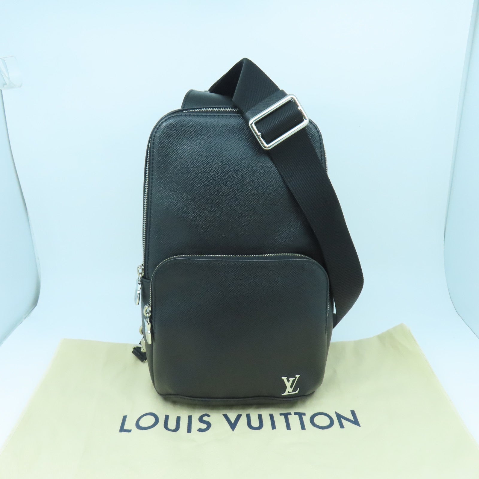 LOUIS VUITTON Taiga Shoulder Bag銀扣肩背袋黑色
