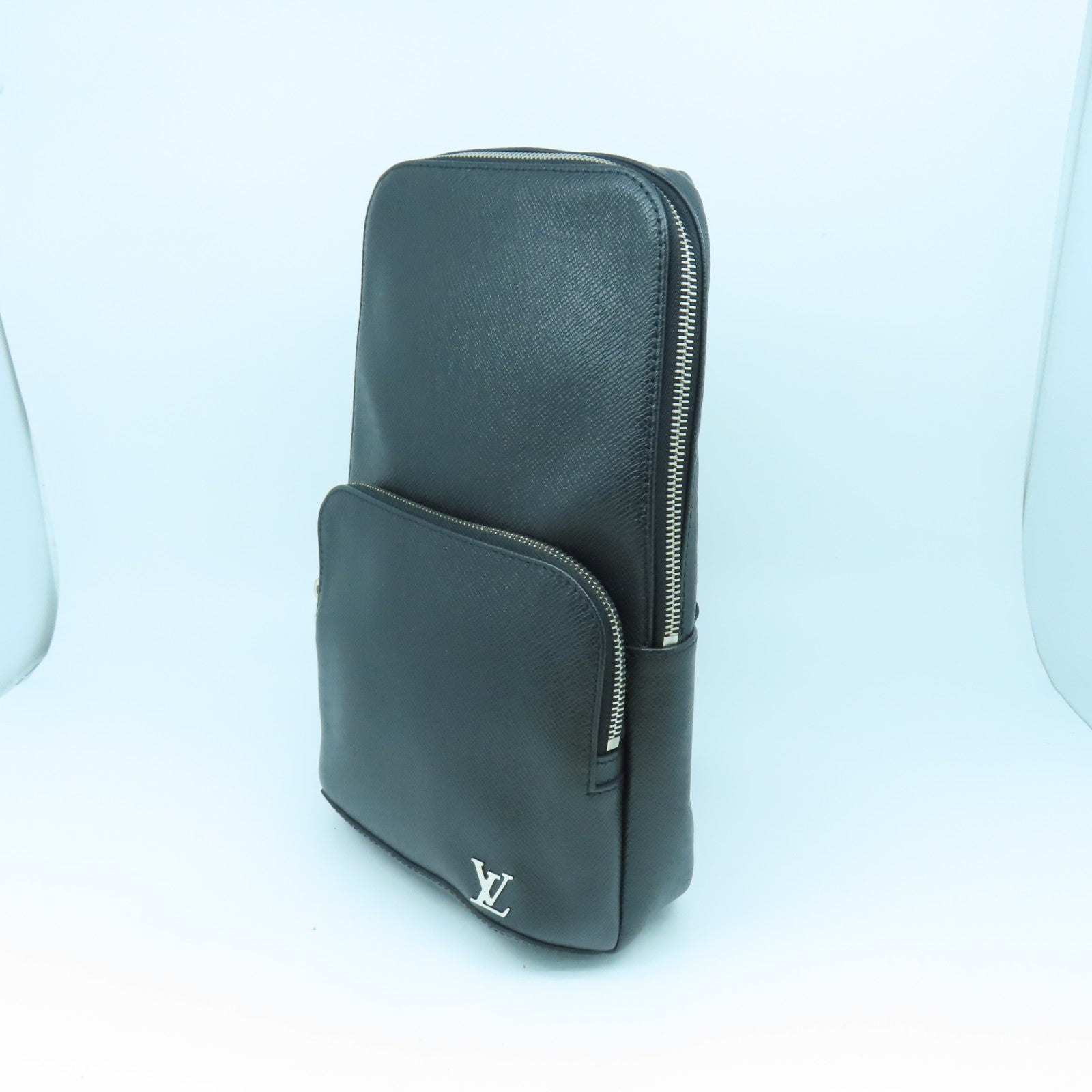 LOUIS VUITTON Taiga Shoulder Bag銀扣肩背袋黑色
