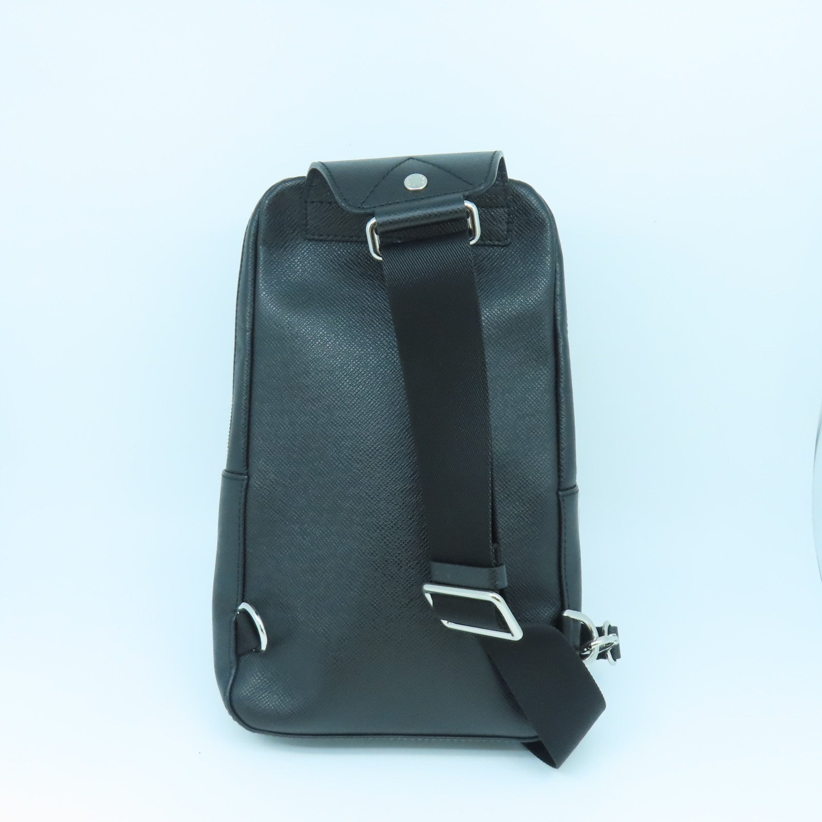 LOUIS VUITTON Taiga Shoulder Bag銀扣肩背袋黑色