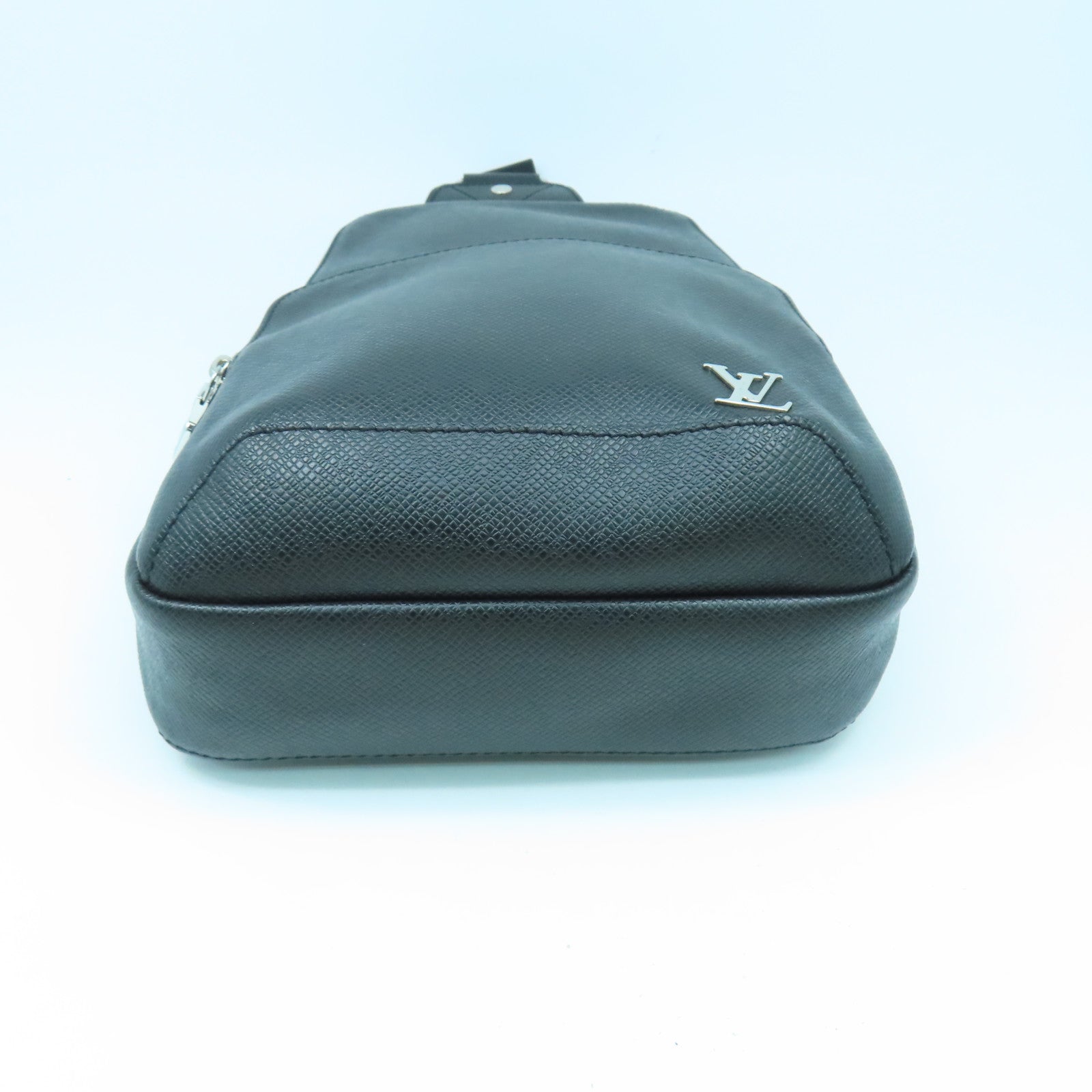 LOUIS VUITTON Taiga Shoulder Bag銀扣肩背袋黑色
