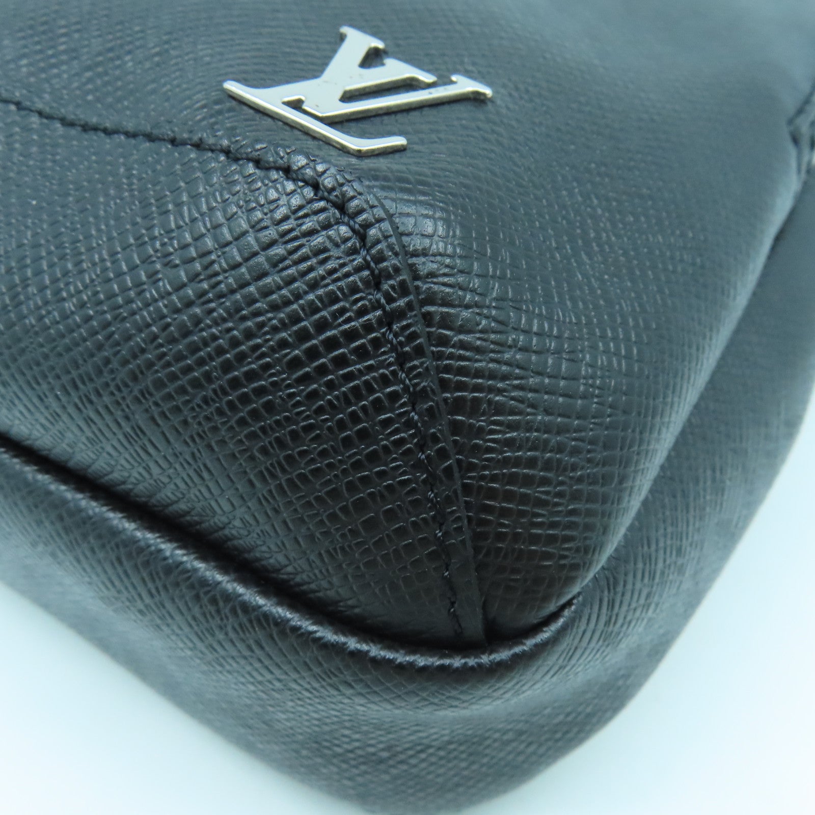 LOUIS VUITTON Taiga Shoulder Bag銀扣肩背袋黑色