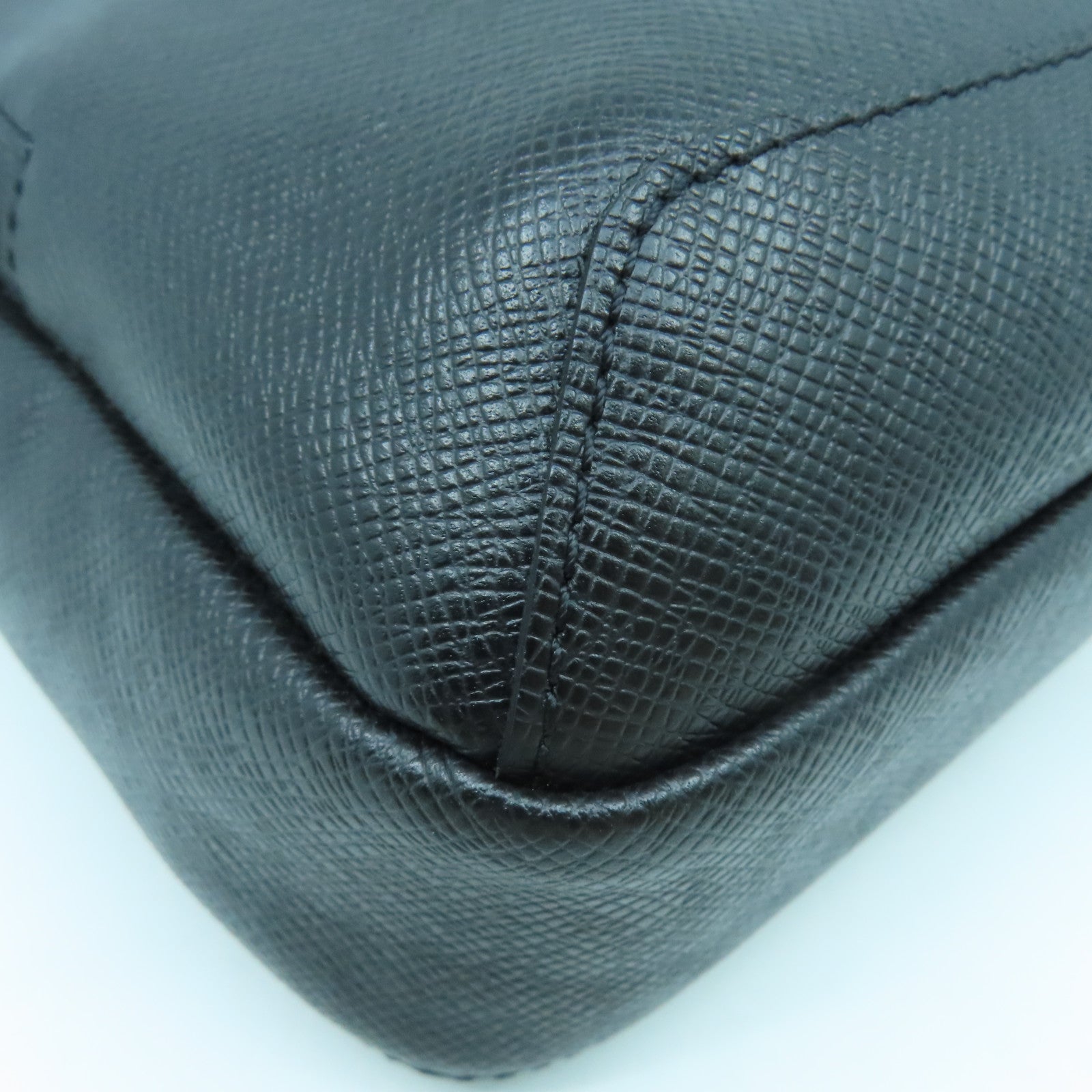 LOUIS VUITTON Taiga Shoulder Bag銀扣肩背袋黑色