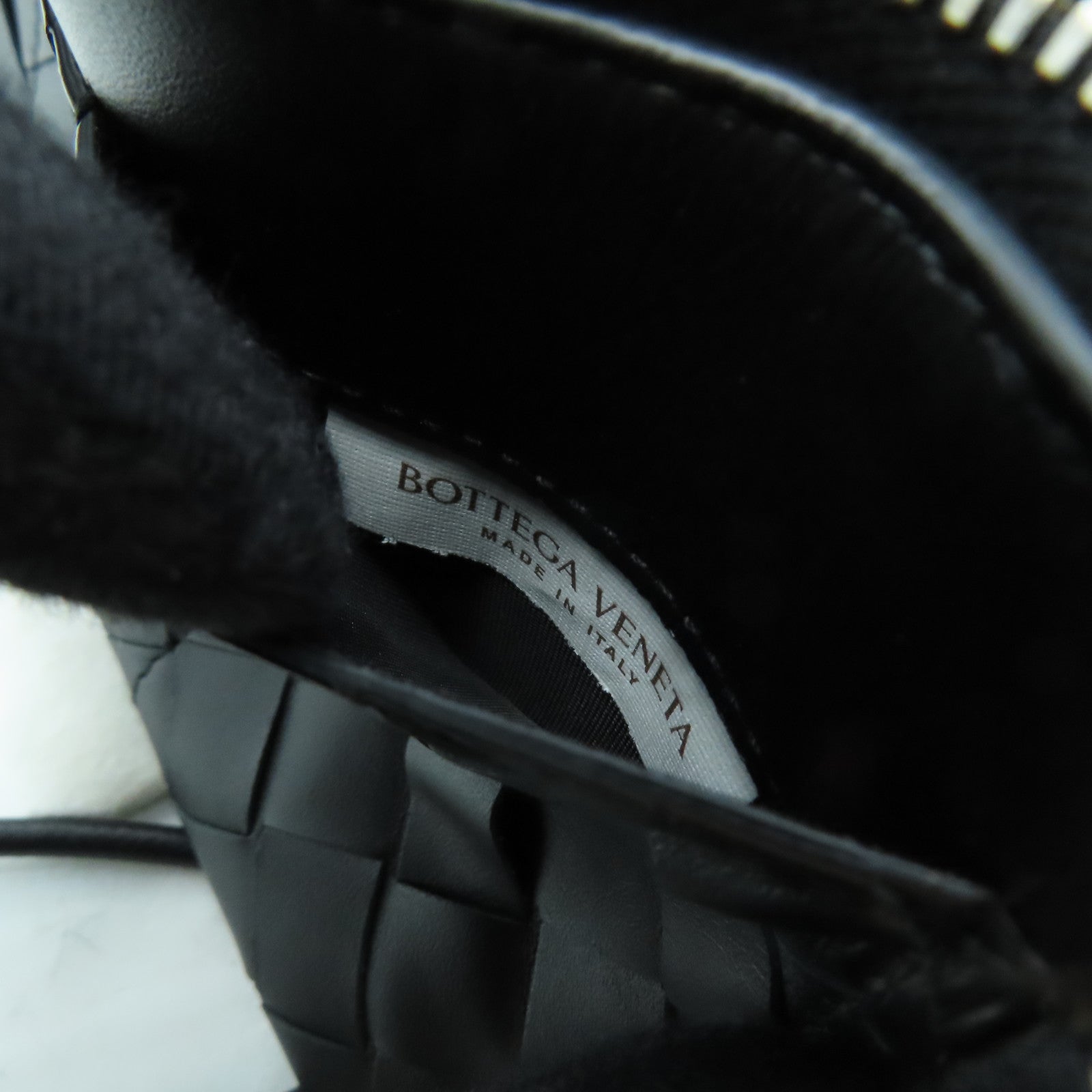 BOTTEGA VENETA 羊皮皮革Pouch銀扣手提包黑色