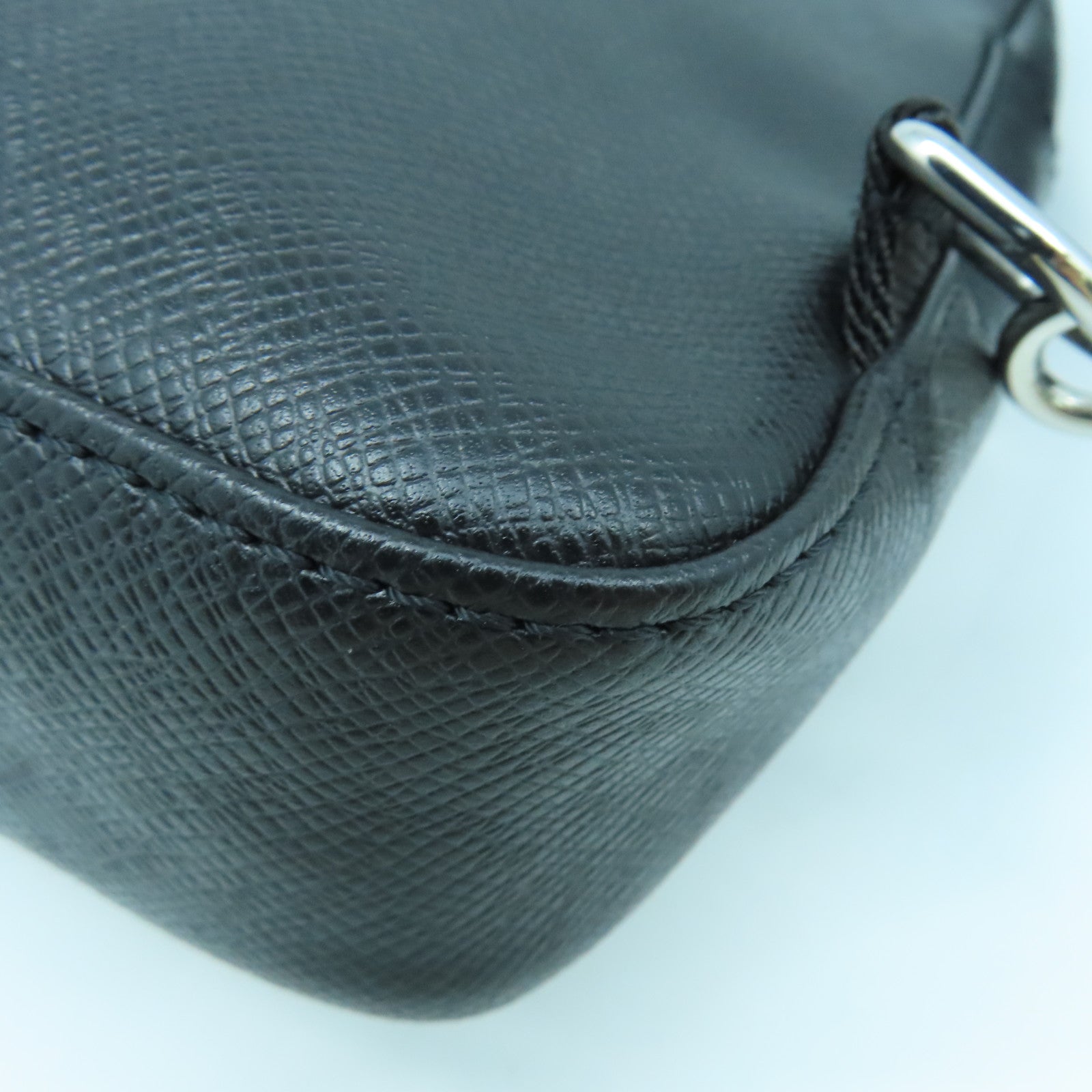 LOUIS VUITTON Taiga Shoulder Bag銀扣肩背袋黑色
