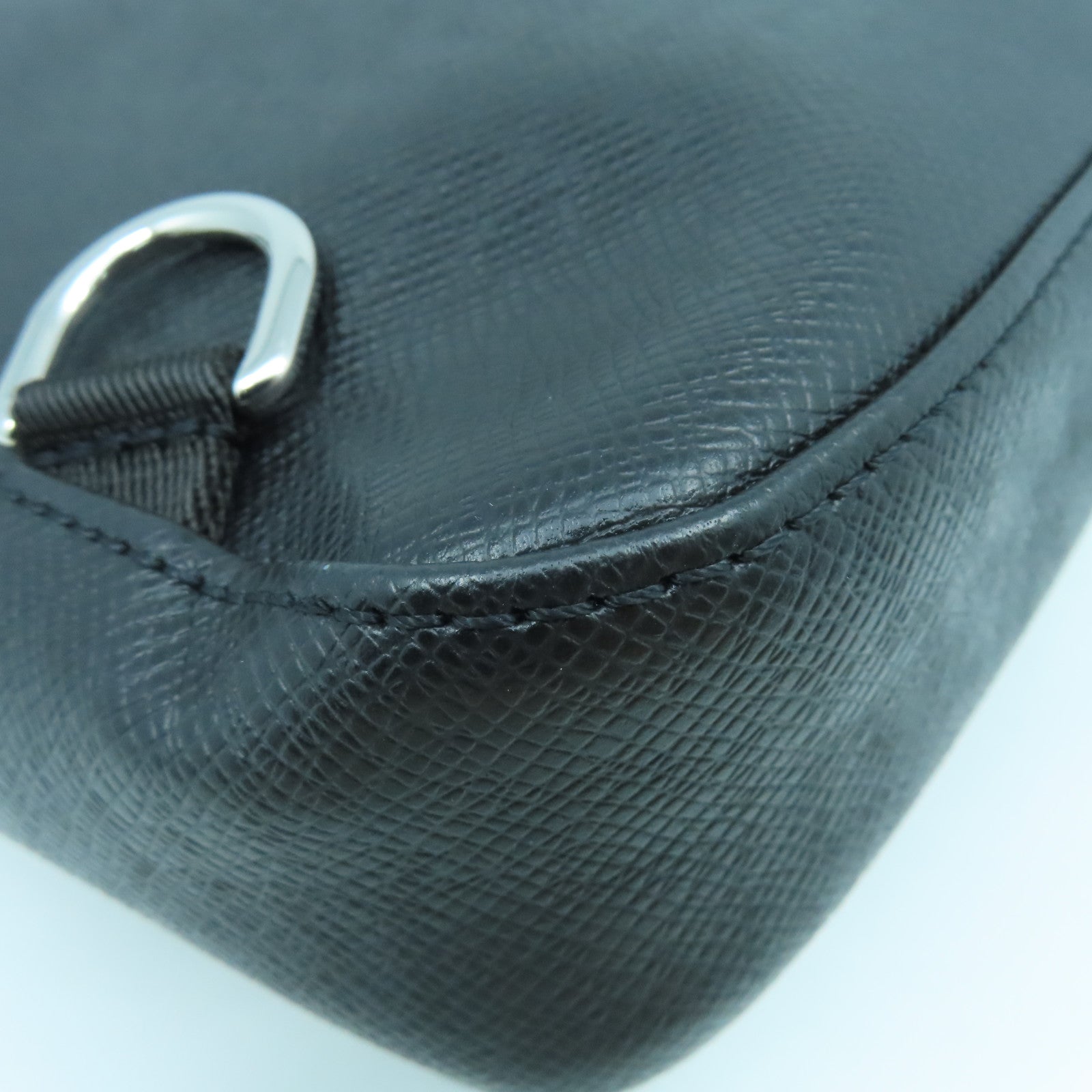 LOUIS VUITTON Taiga Shoulder Bag銀扣肩背袋黑色