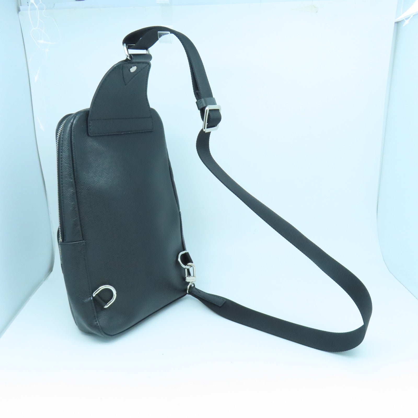 LOUIS VUITTON Taiga Shoulder Bag銀扣肩背袋黑色
