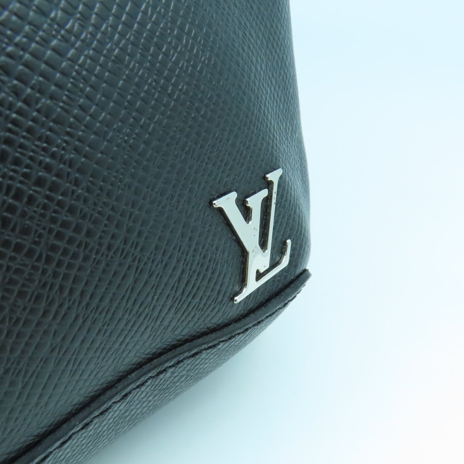 LOUIS VUITTON Taiga Shoulder Bag銀扣肩背袋黑色
