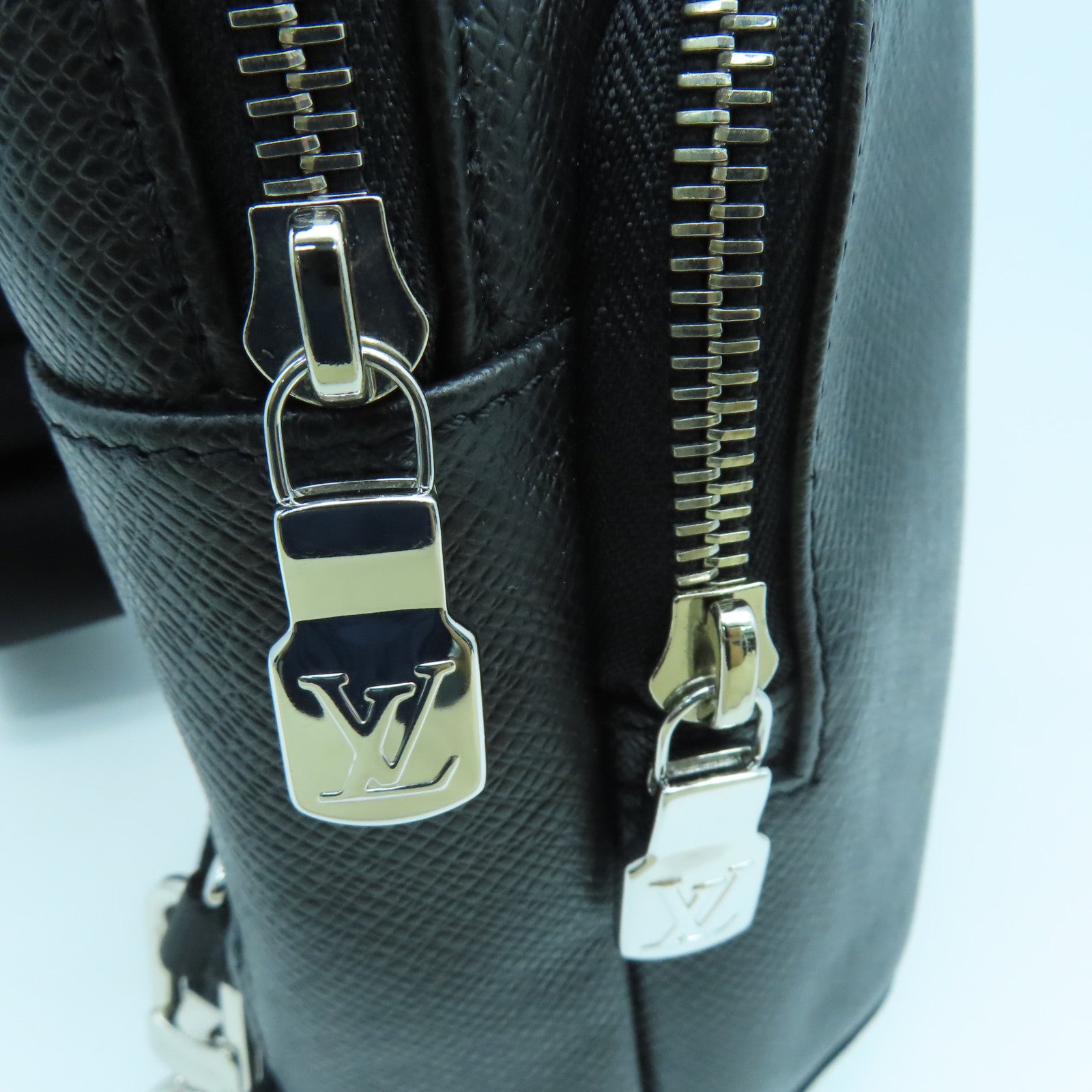 LOUIS VUITTON Taiga Shoulder Bag銀扣肩背袋黑色