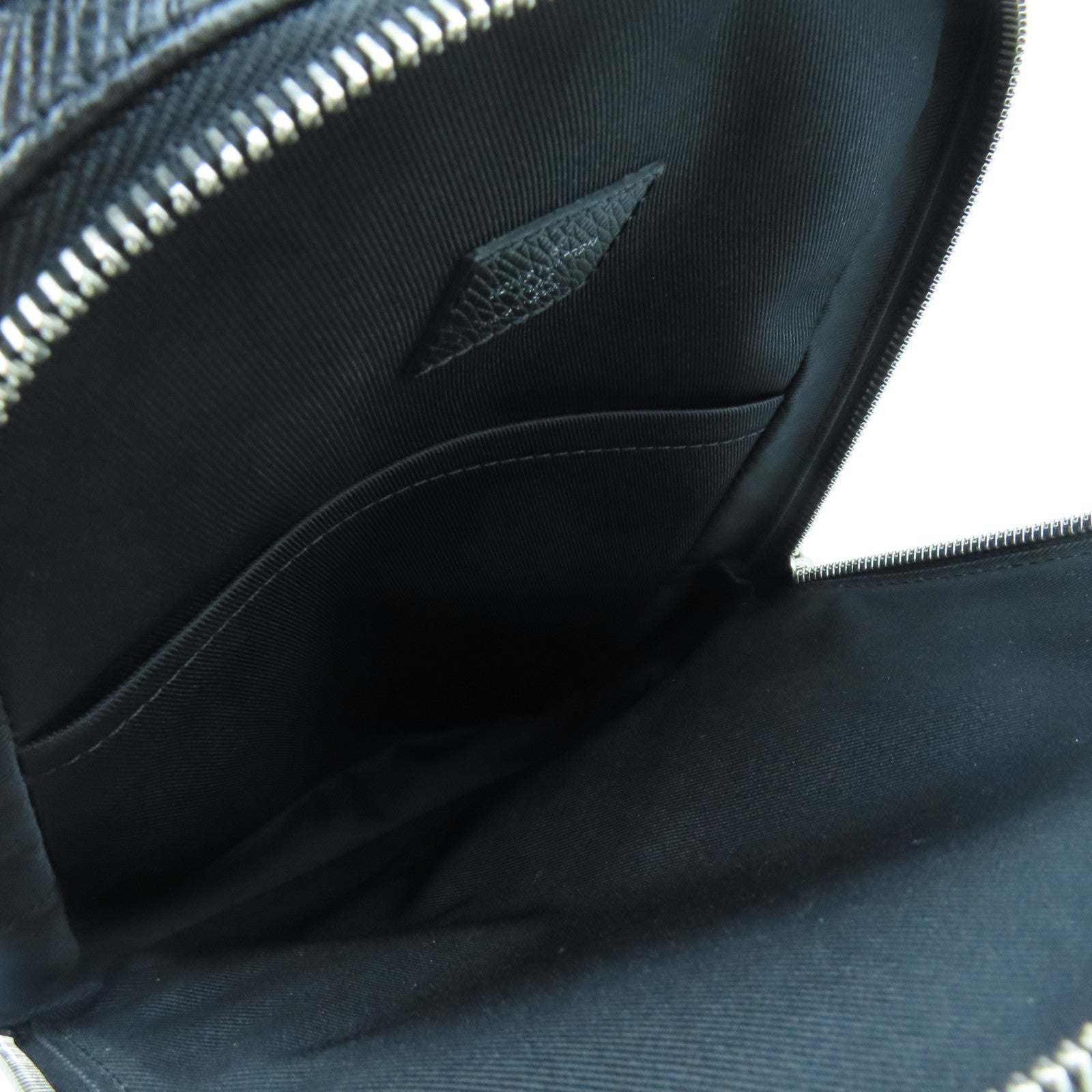 LOUIS VUITTON Taiga Shoulder Bag銀扣肩背袋黑色