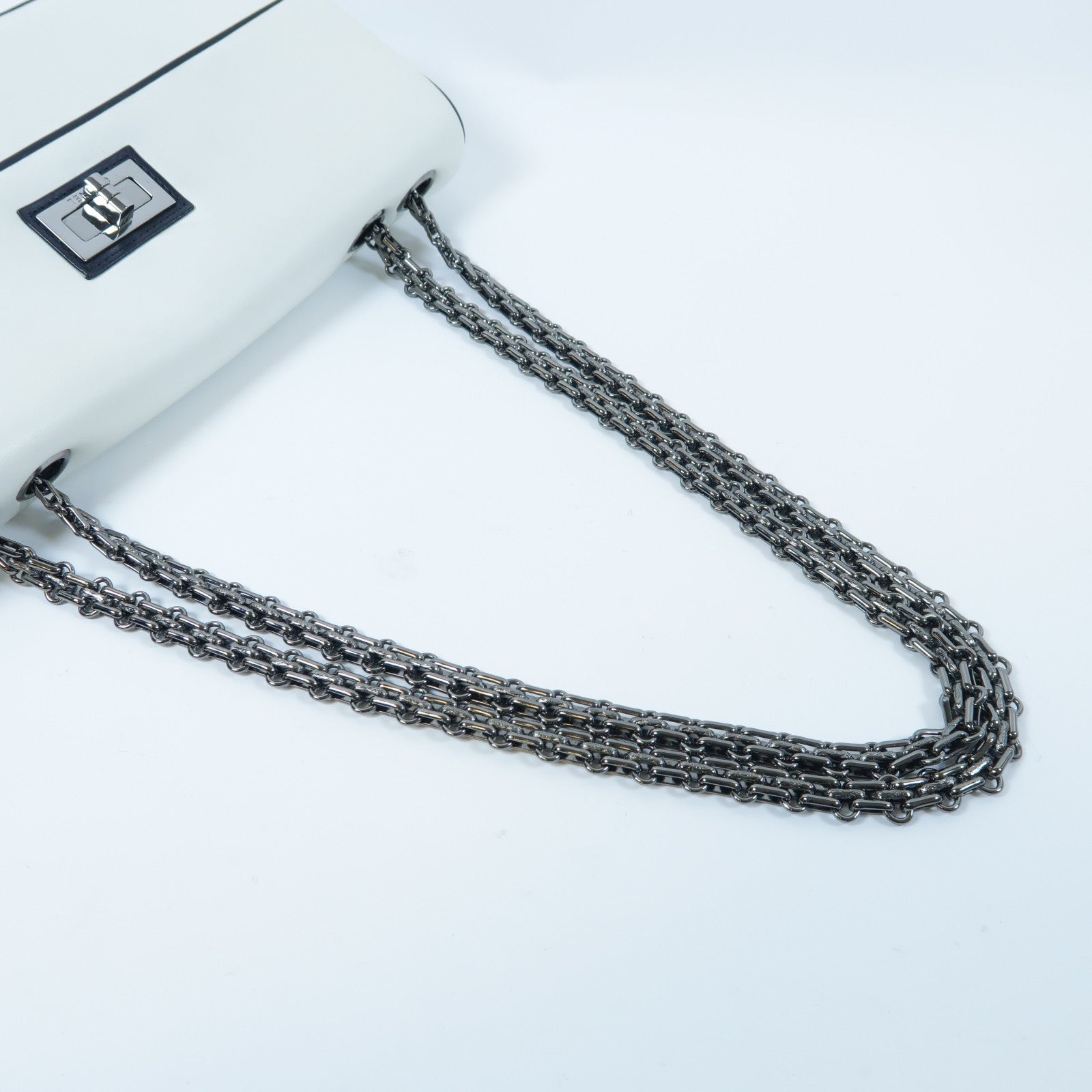 CHANEL 羊皮皮革Chain Shoulder Bag銀扣鏈帶肩背袋白色/黑色