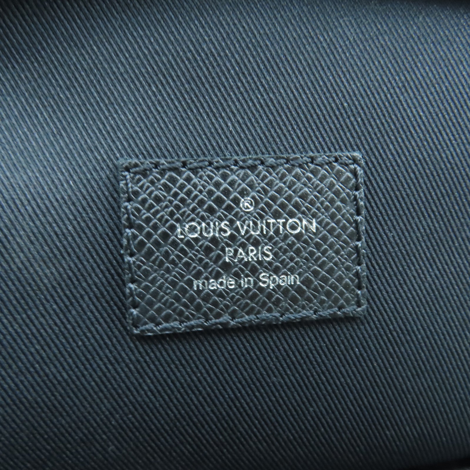 LOUIS VUITTON Taiga Shoulder Bag銀扣肩背袋黑色