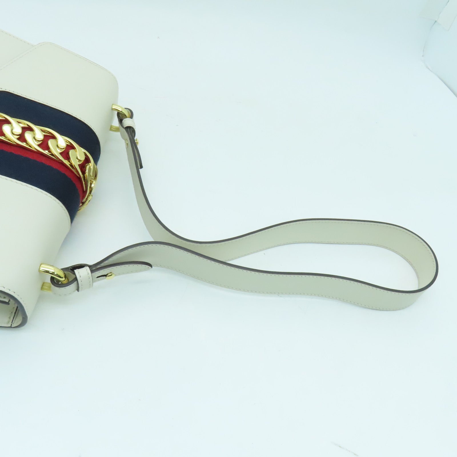 GUCCI 牛皮皮革Sylvie Shoulder Bag金扣肩背袋白色