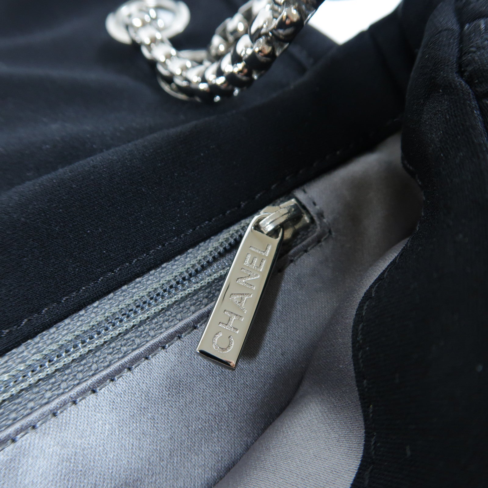 CHANEL 菱格帆布Chain Shoulder Bag銀扣鏈帶肩背袋黑色