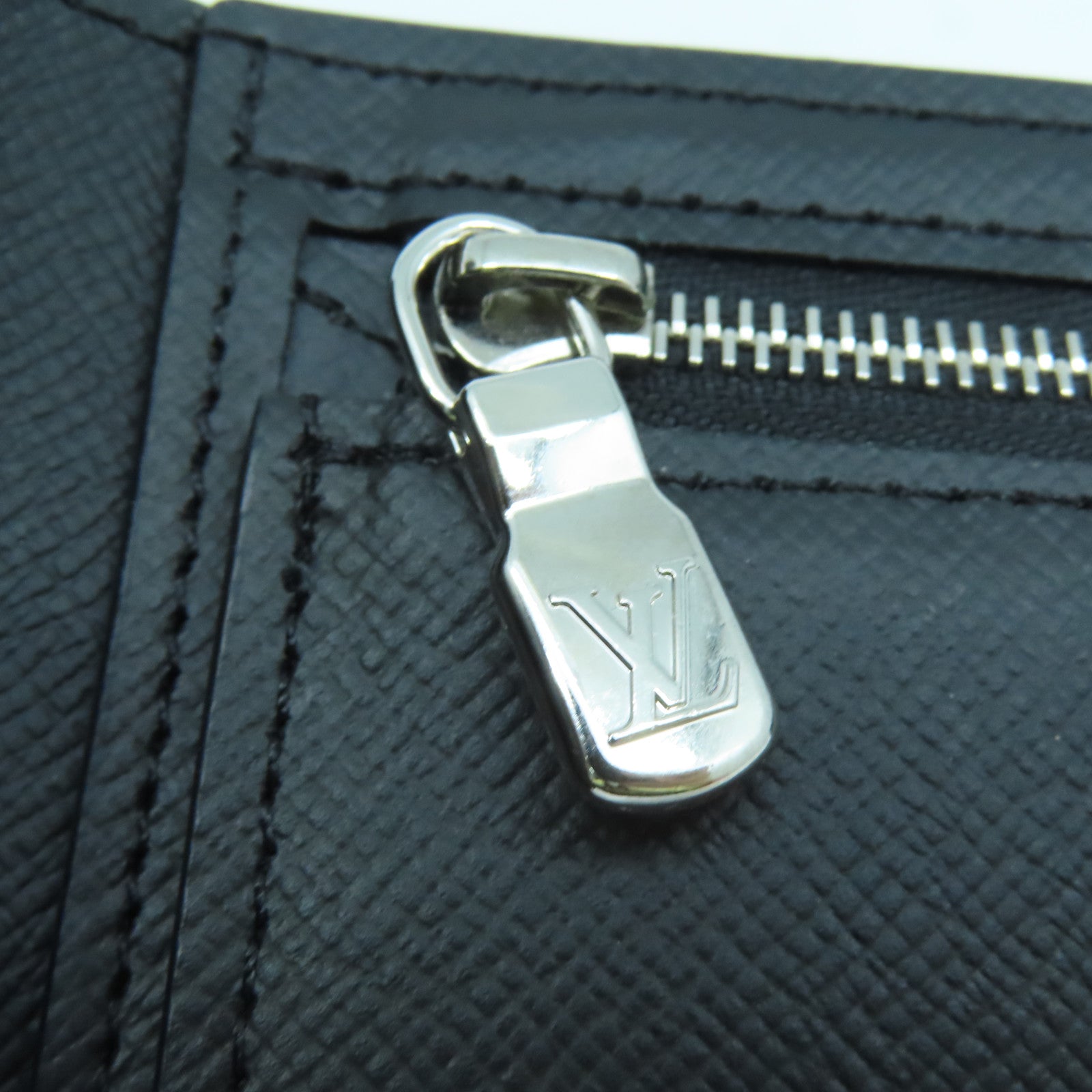 LOUIS VUITTON Taiga Amerigo Wallet银扣钱包黑色