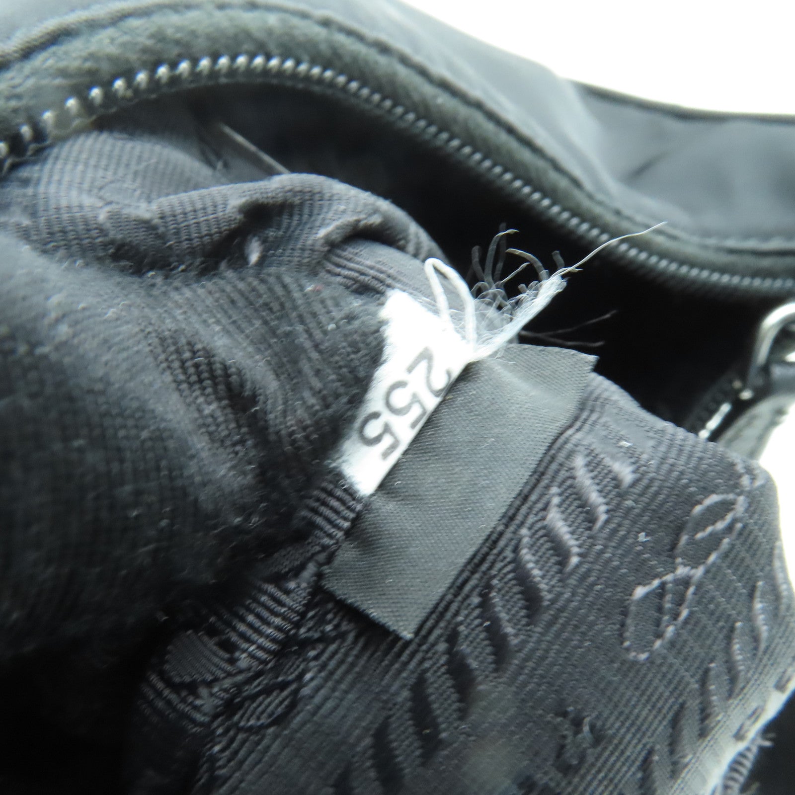 PRADA 尼龍Hobo Bag銀扣肩背袋黑色