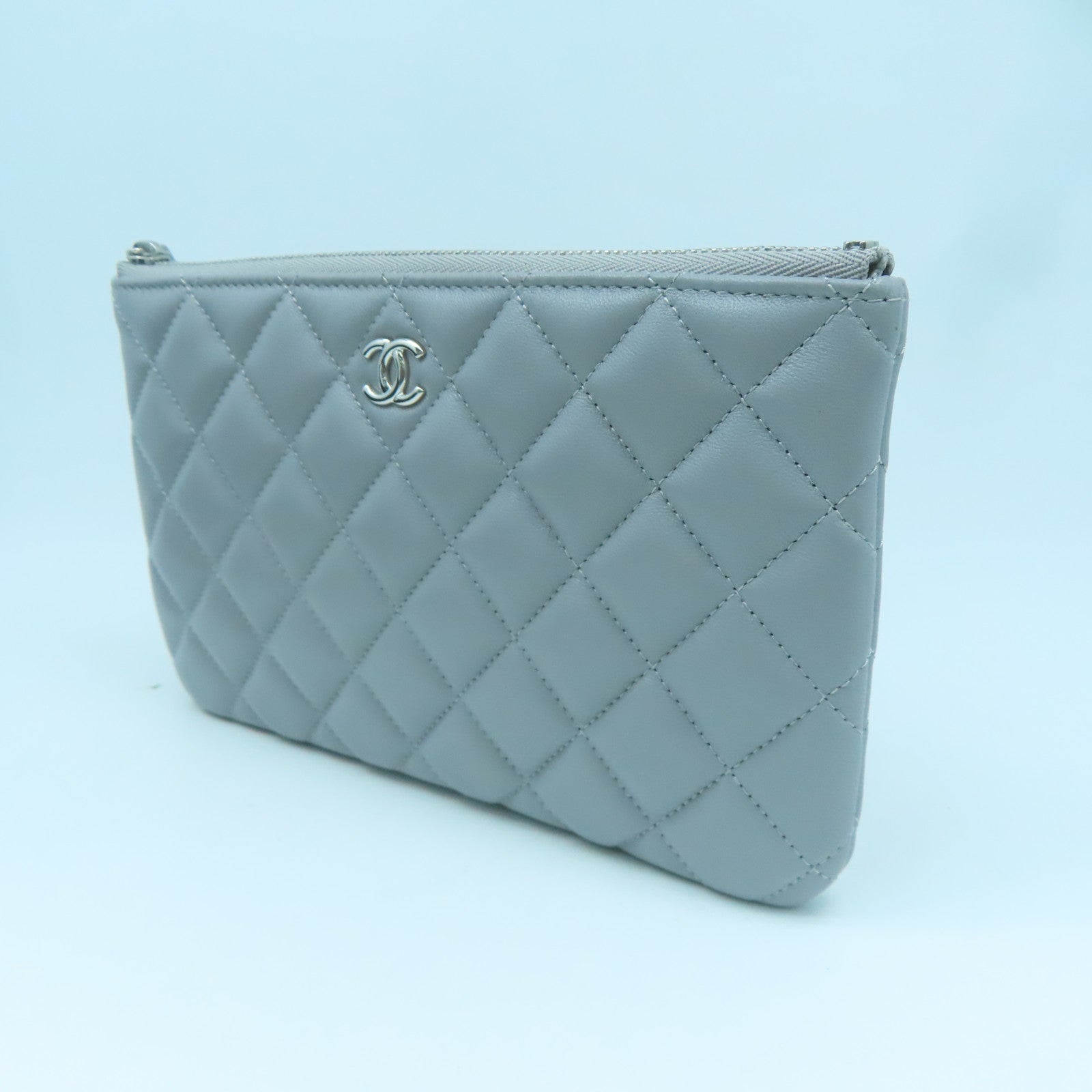CHANEL 菱格羊皮皮革Pouch銀扣小袋灰色