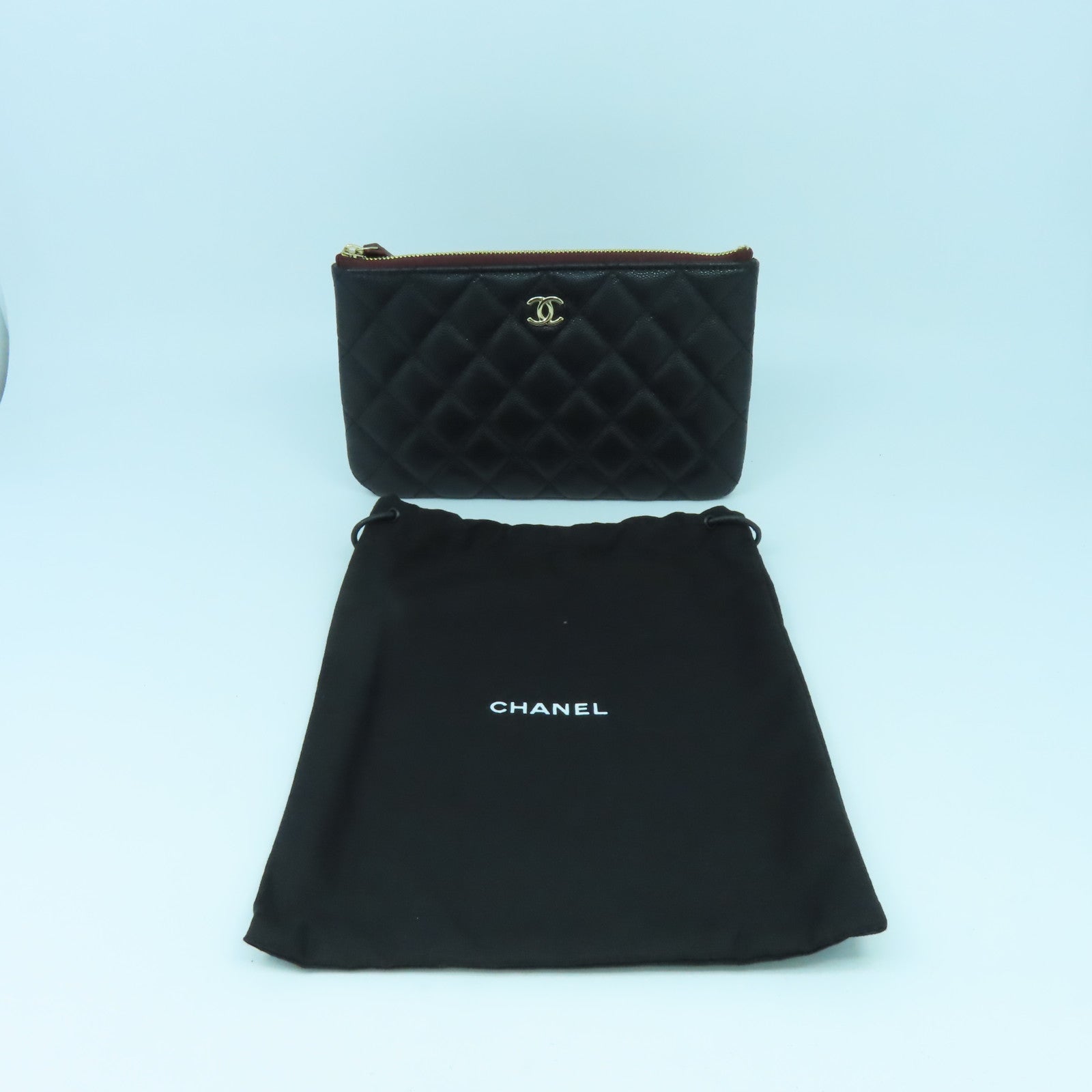 CHANEL 菱格Caviar皮革Pouch金扣手拿包黑色