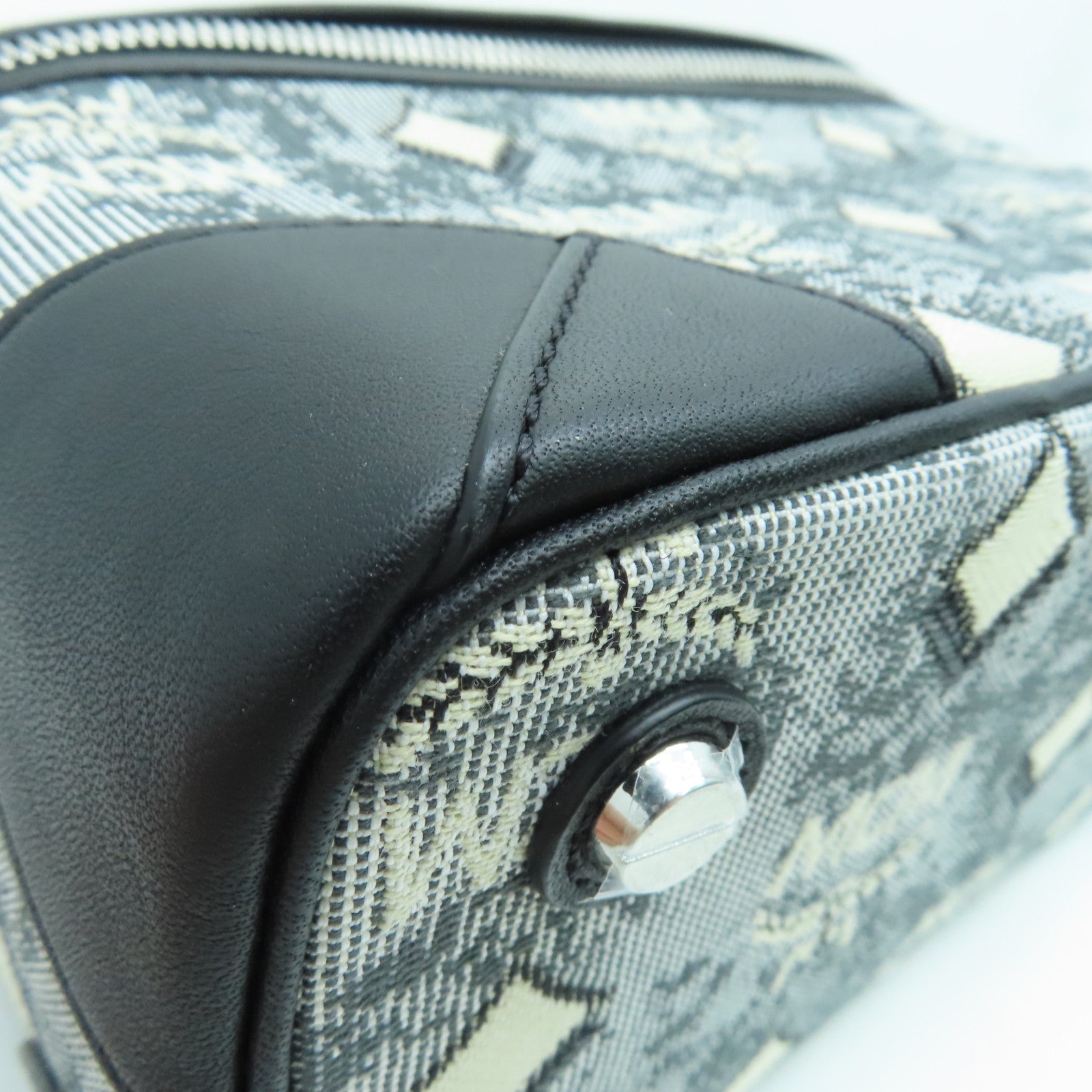 MCM 帆布Vanity Case銀扣手挽袋黑色/白色