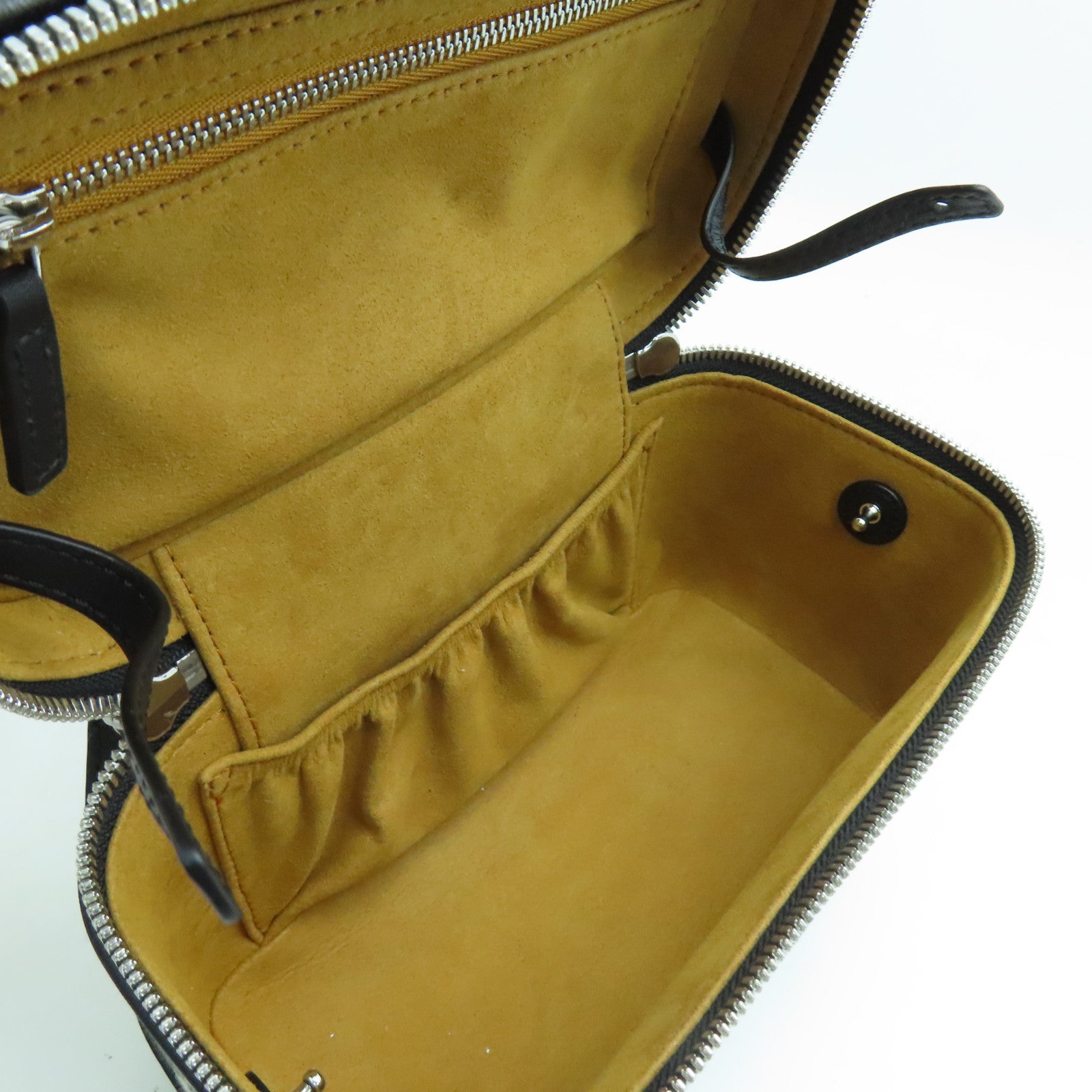 MCM 帆布Vanity Case銀扣手挽袋黑色/白色