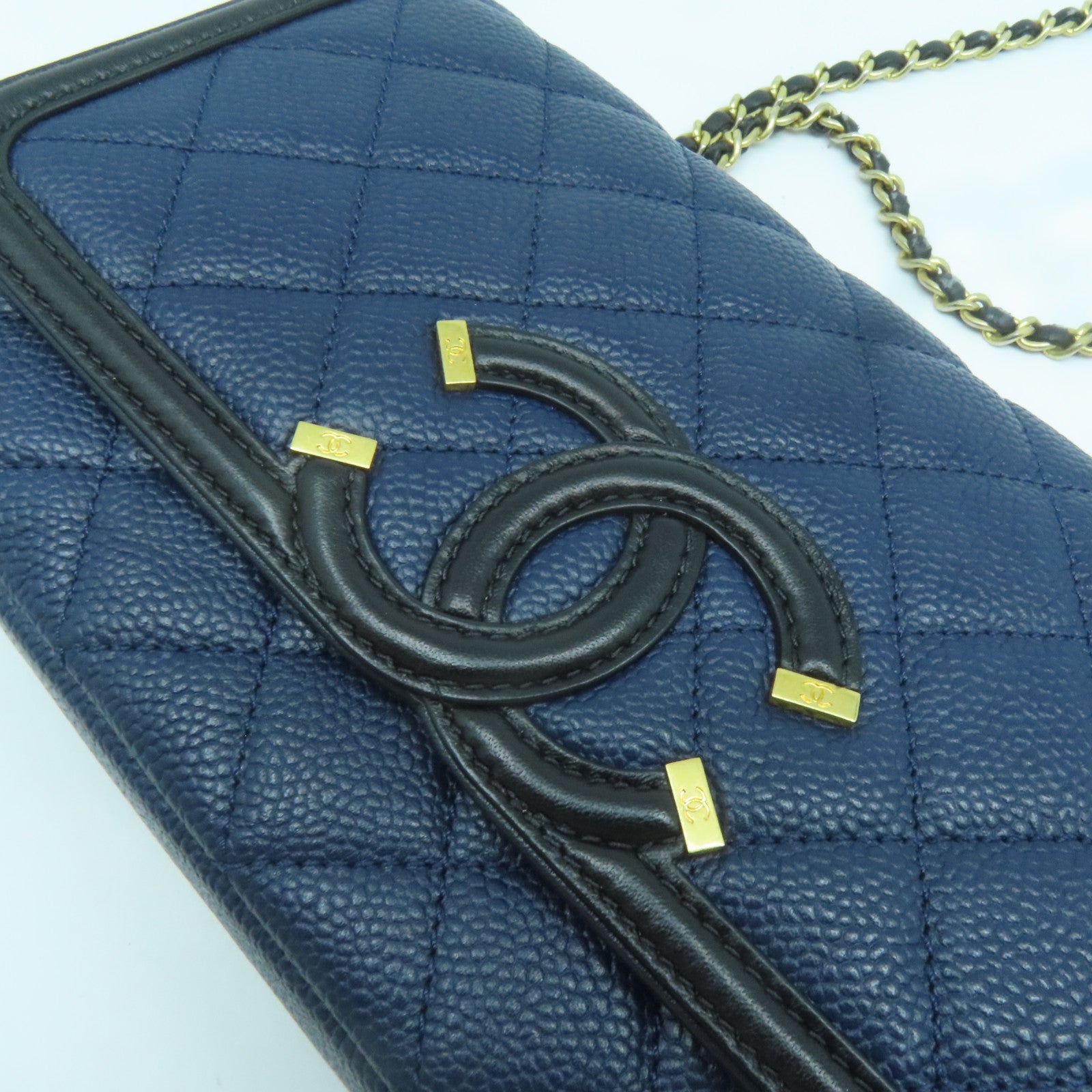 CHANEL 菱格Caviar皮革CC Filigree Flap Bag金扣鏈帶肩背袋深藍色/黑色