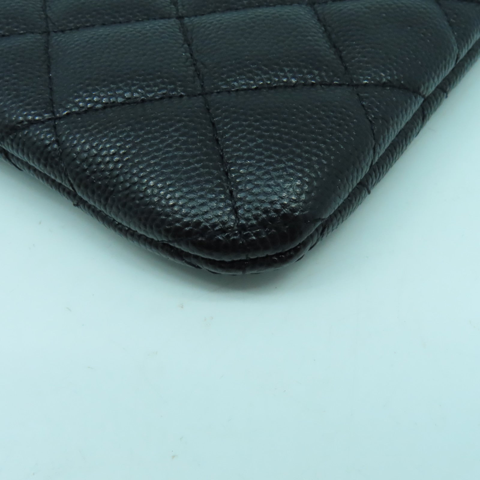 CHANEL 菱格Caviar皮革Pouch金扣手拿包黑色