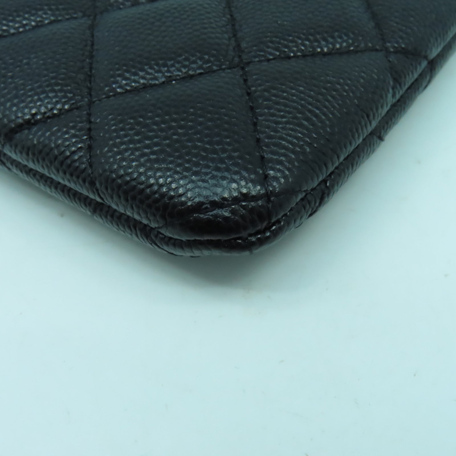 CHANEL 菱格Caviar皮革Pouch金扣手拿包黑色