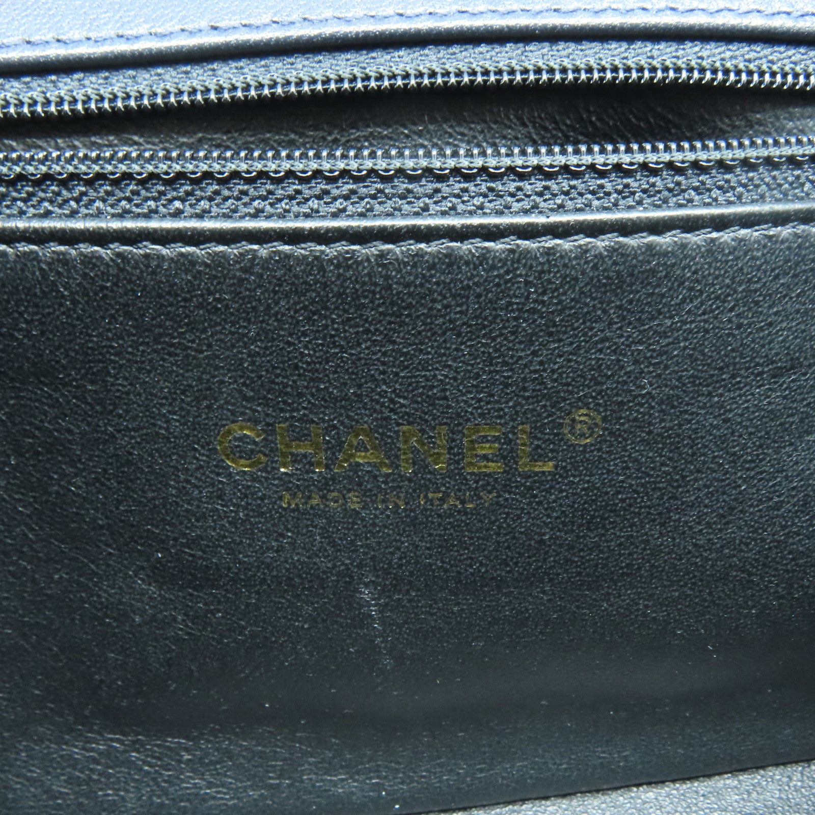 CHANEL 菱格Caviar皮革CC Filigree Flap Bag金扣鏈帶肩背袋深藍色/黑色