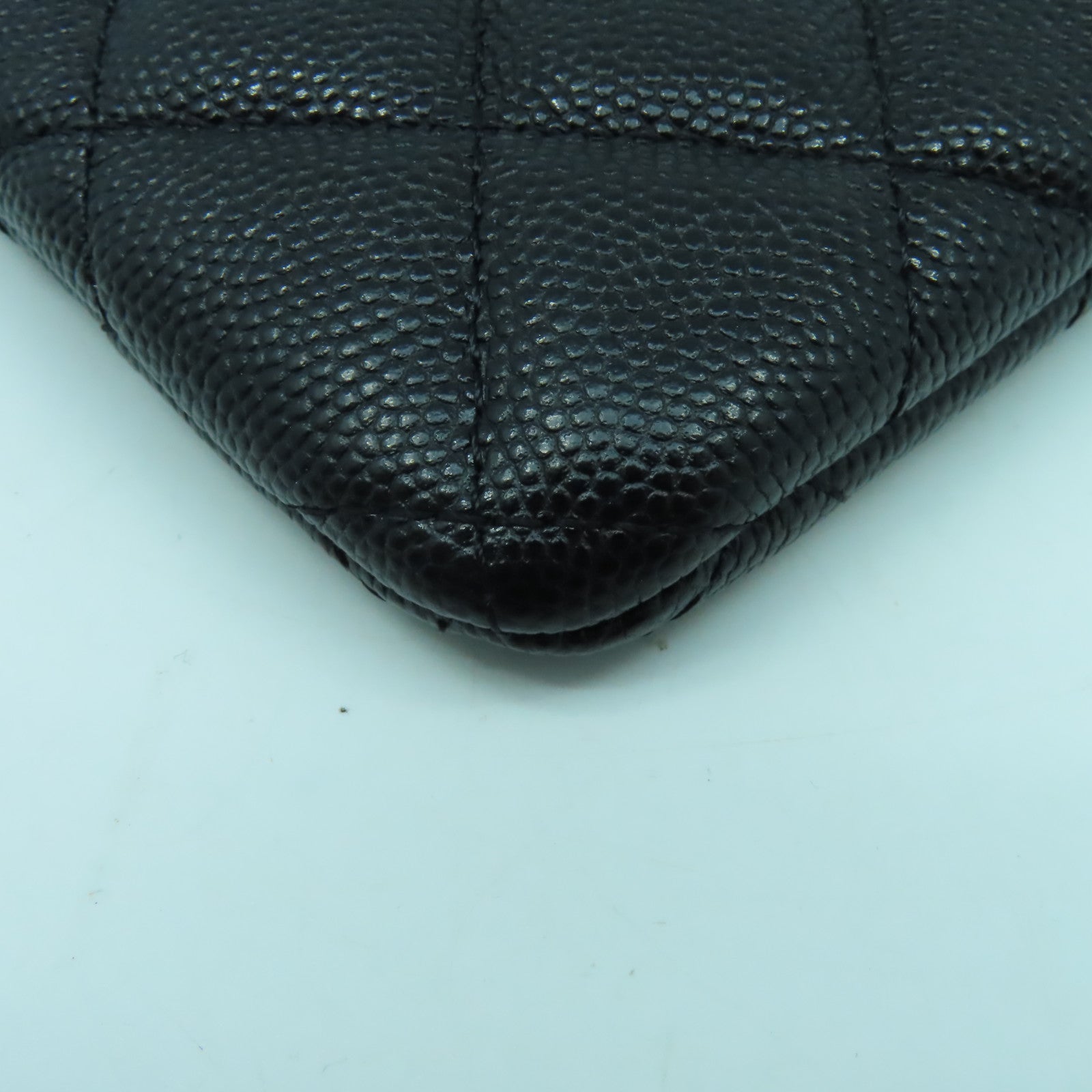 CHANEL 菱格Caviar皮革Pouch金扣手拿包黑色