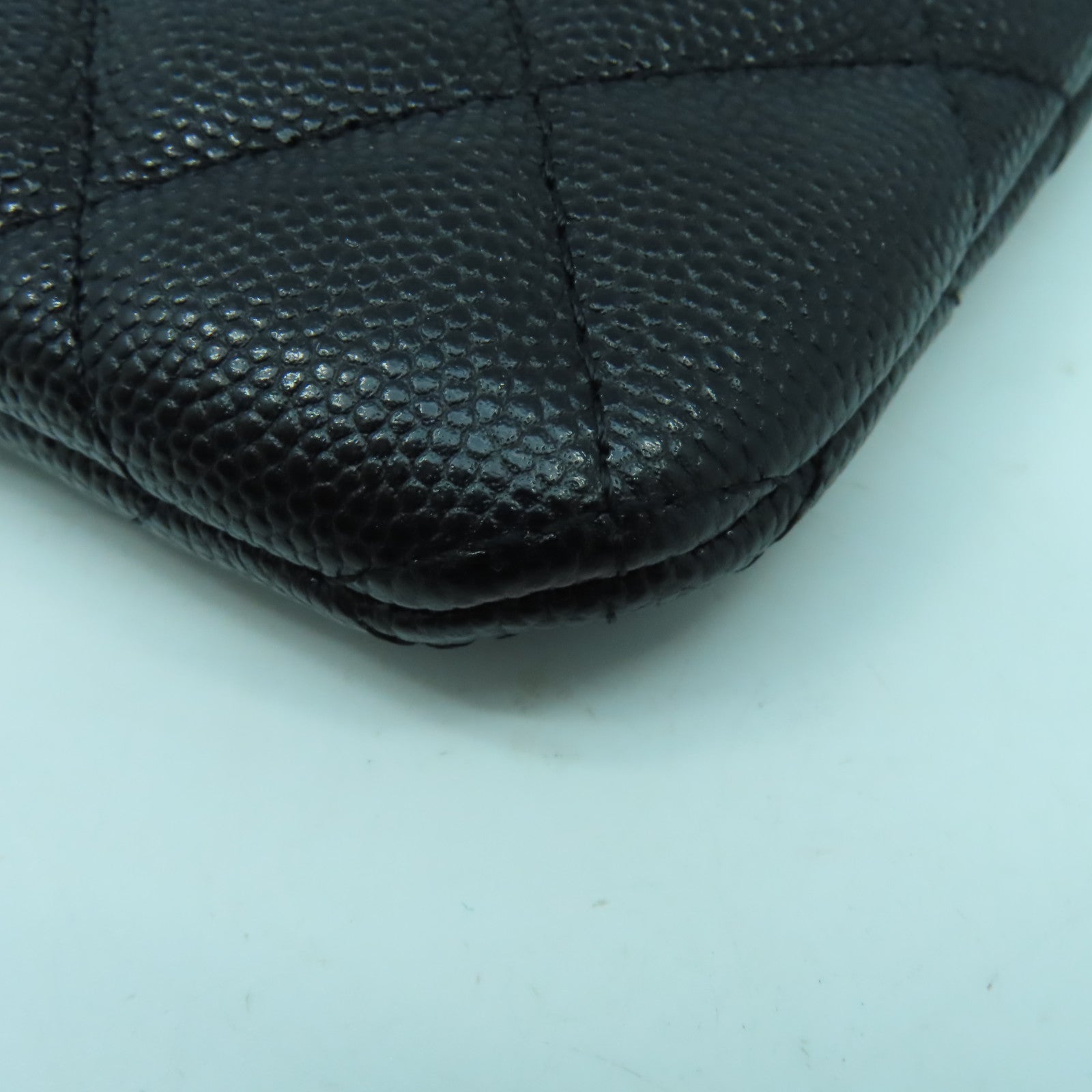 CHANEL 菱格Caviar皮革Pouch金扣手拿包黑色