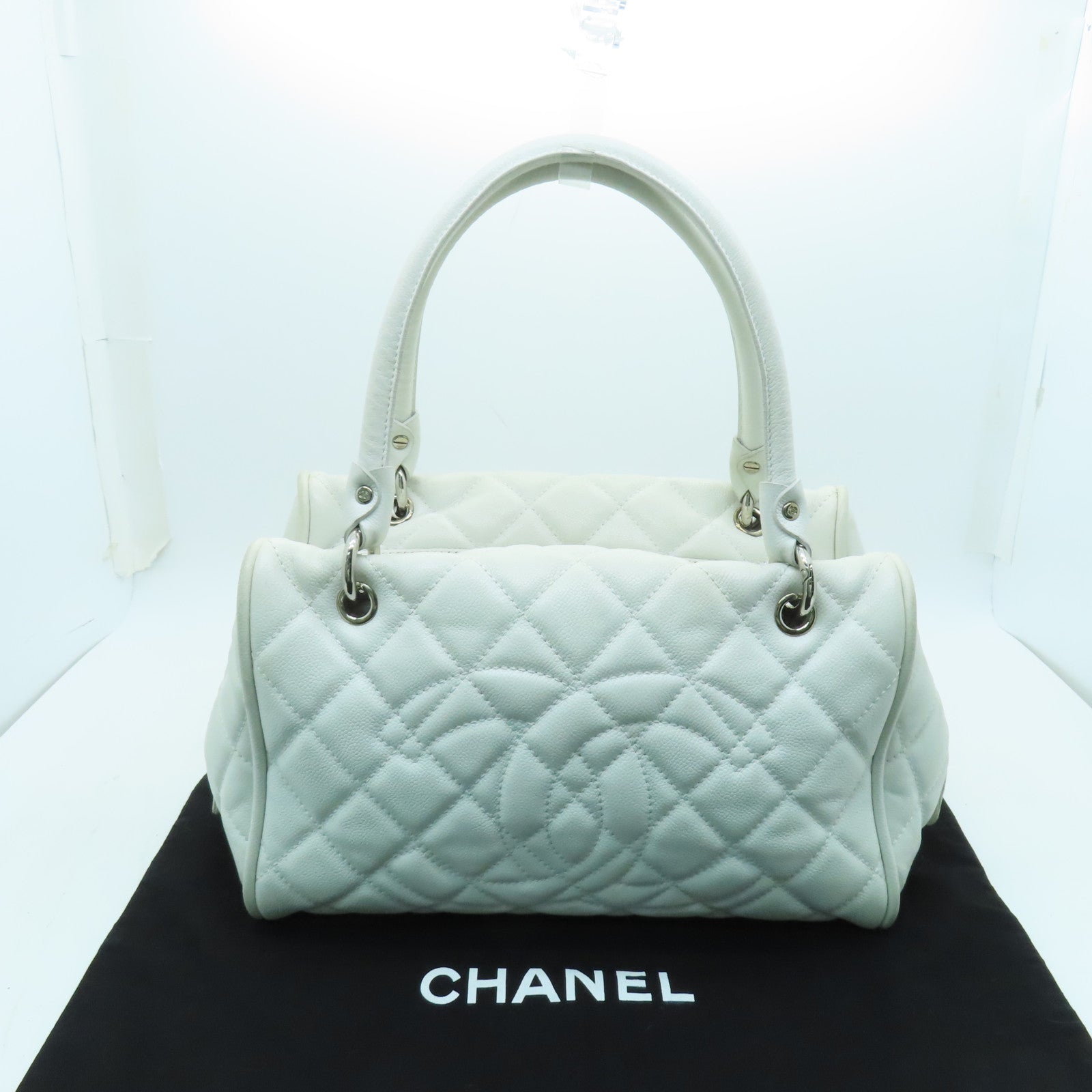 CHANEL diamond Caviar leather Handbag silver buckle shoulder bag / hand bag white