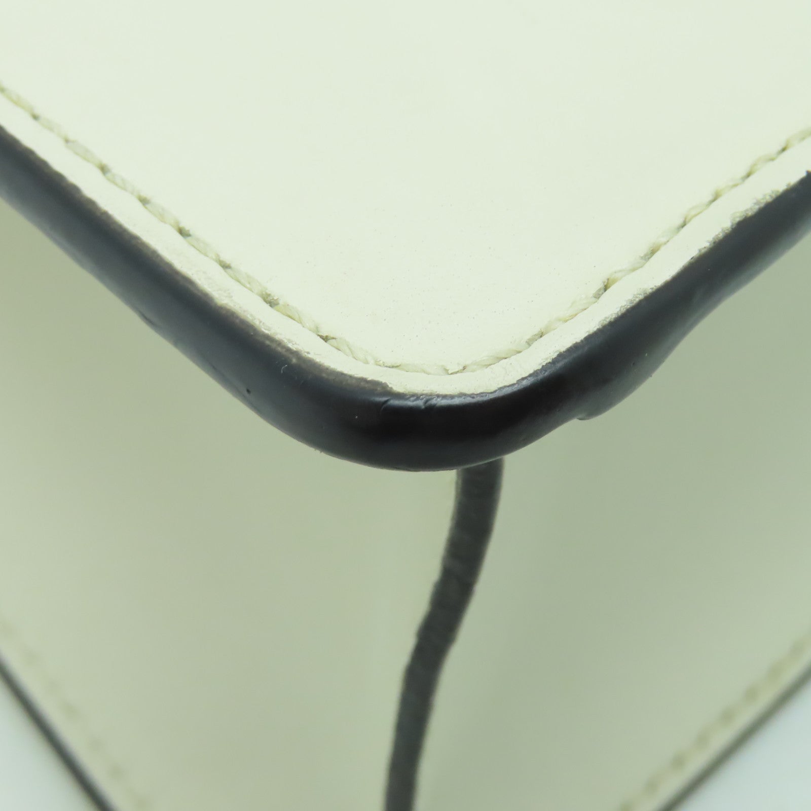 GUCCI 牛皮皮革Sylvie Mini Bag金扣手挽肩背兩用袋白色