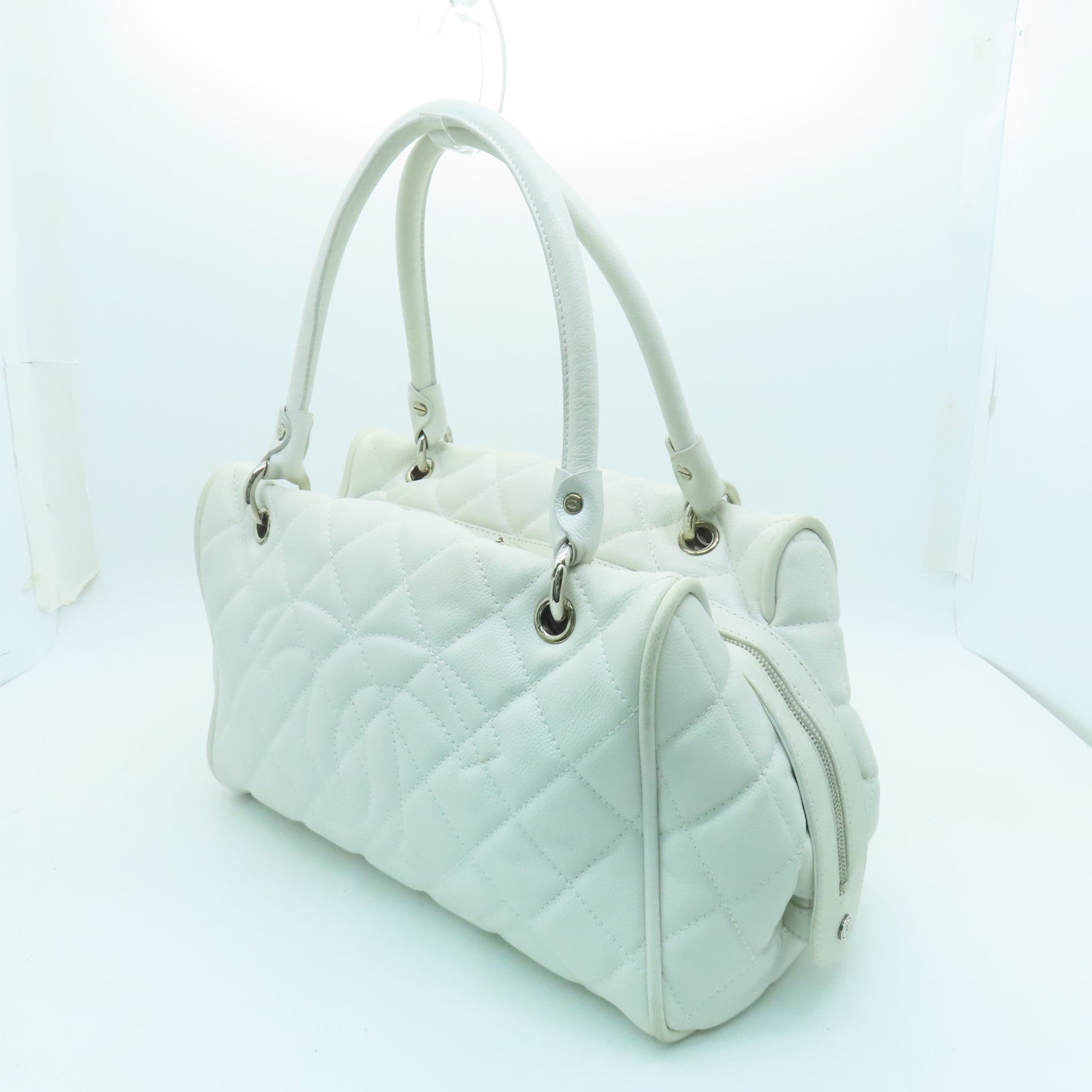 CHANEL diamond Caviar leather Handbag silver buckle shoulder bag / hand bag white