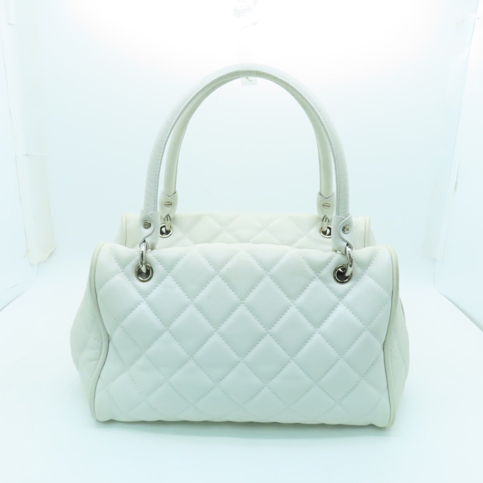 CHANEL diamond Caviar leather Handbag silver buckle shoulder bag / hand bag white