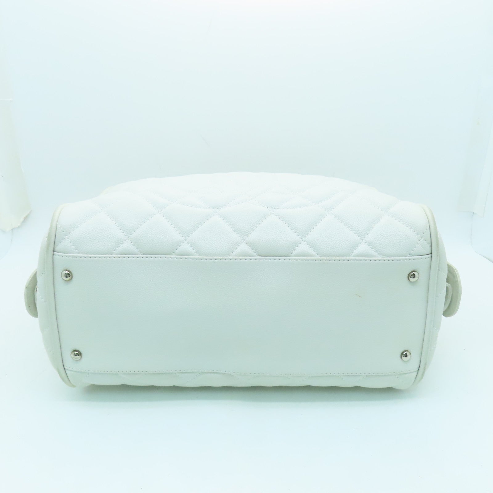 CHANEL diamond Caviar leather Handbag silver buckle shoulder bag / hand bag white