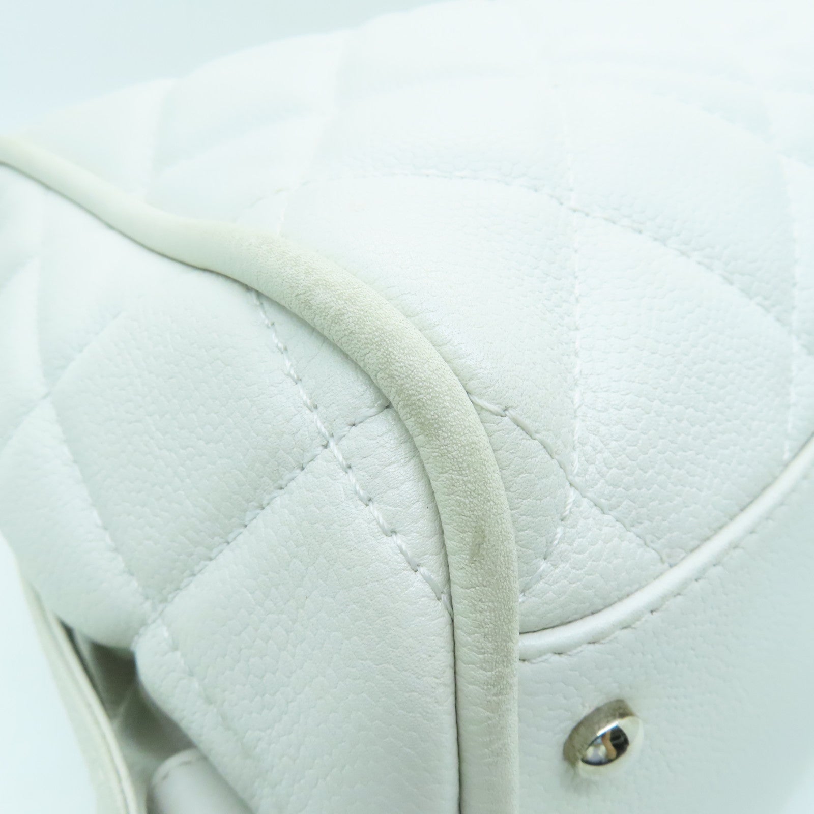 CHANEL diamond Caviar leather Handbag silver buckle shoulder bag / hand bag white