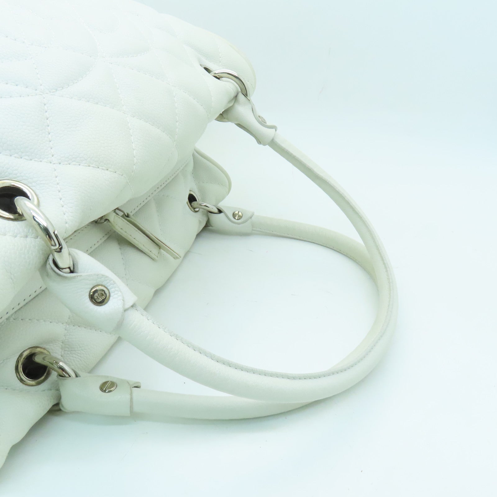 CHANEL diamond Caviar leather Handbag silver buckle shoulder bag / hand bag white