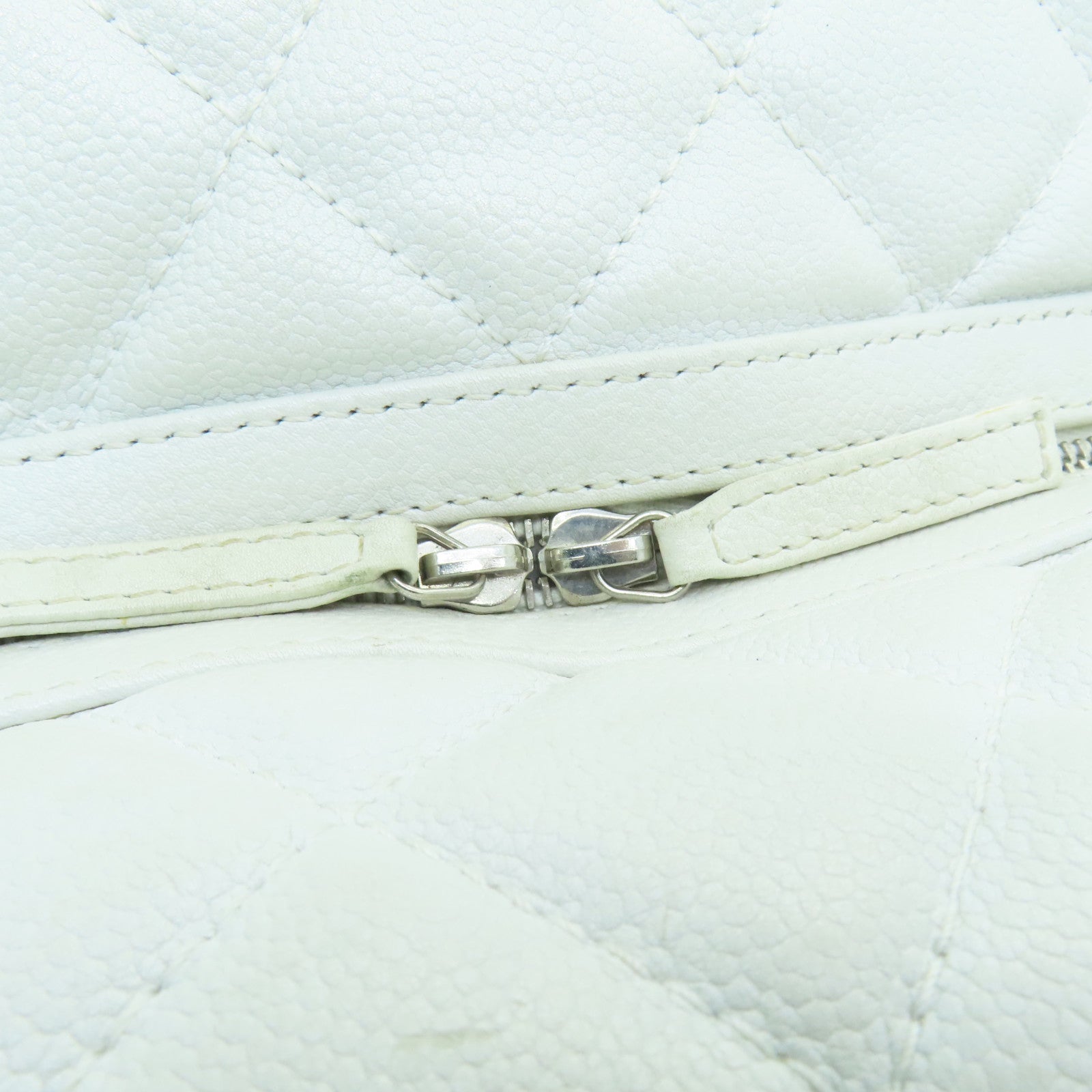 CHANEL diamond Caviar leather Handbag silver buckle shoulder bag / hand bag white