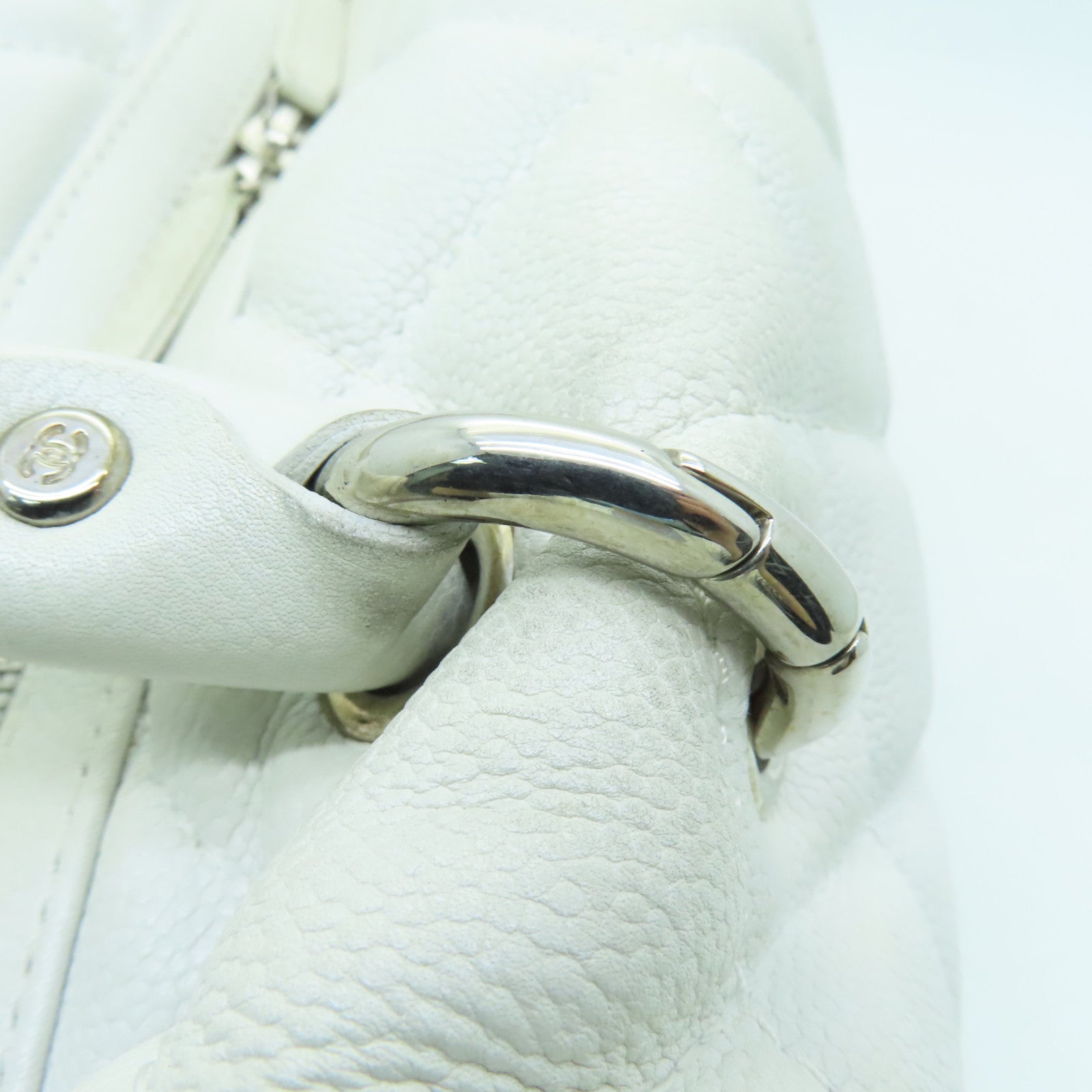 CHANEL diamond Caviar leather Handbag silver buckle shoulder bag / hand bag white