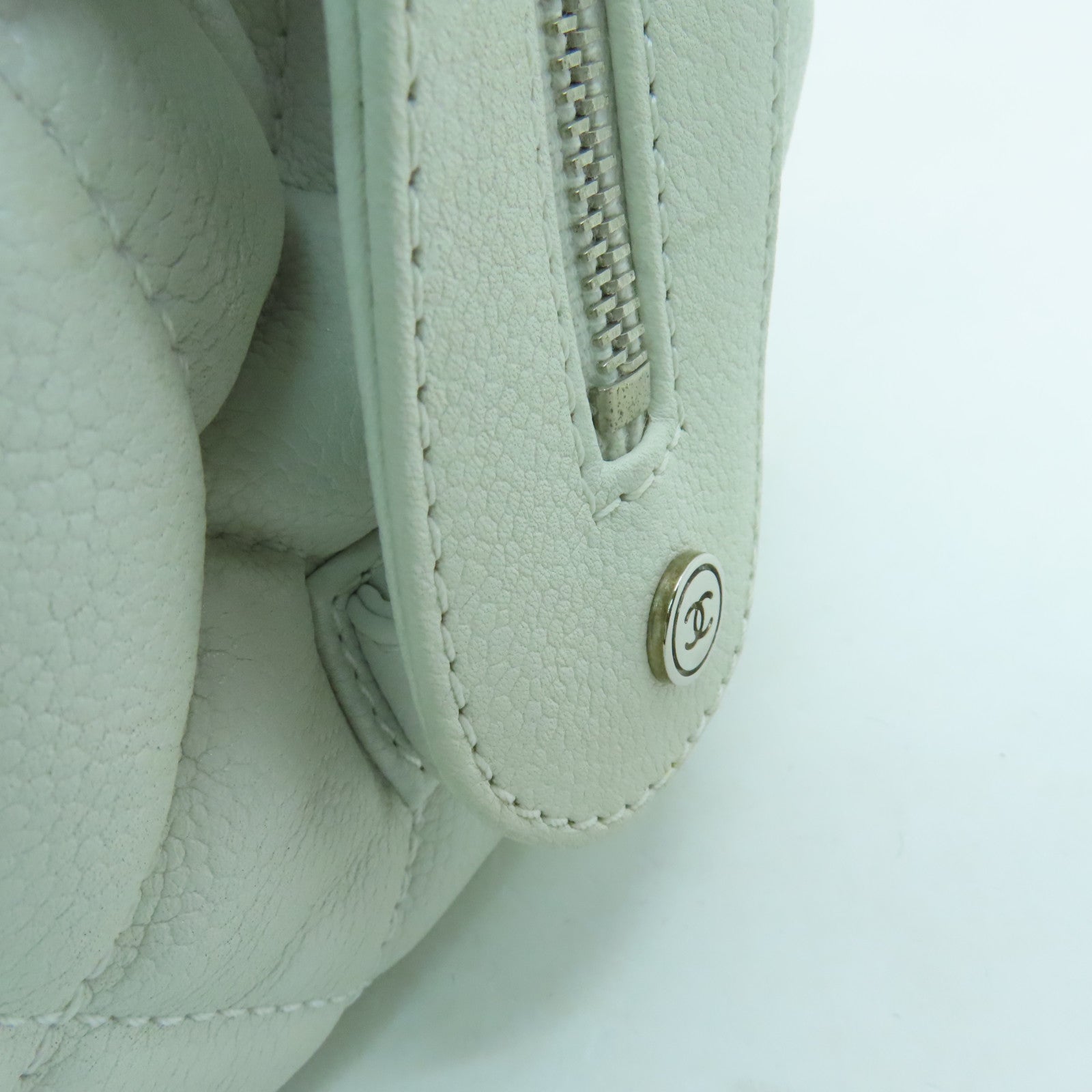 CHANEL diamond Caviar leather Handbag silver buckle shoulder bag / hand bag white