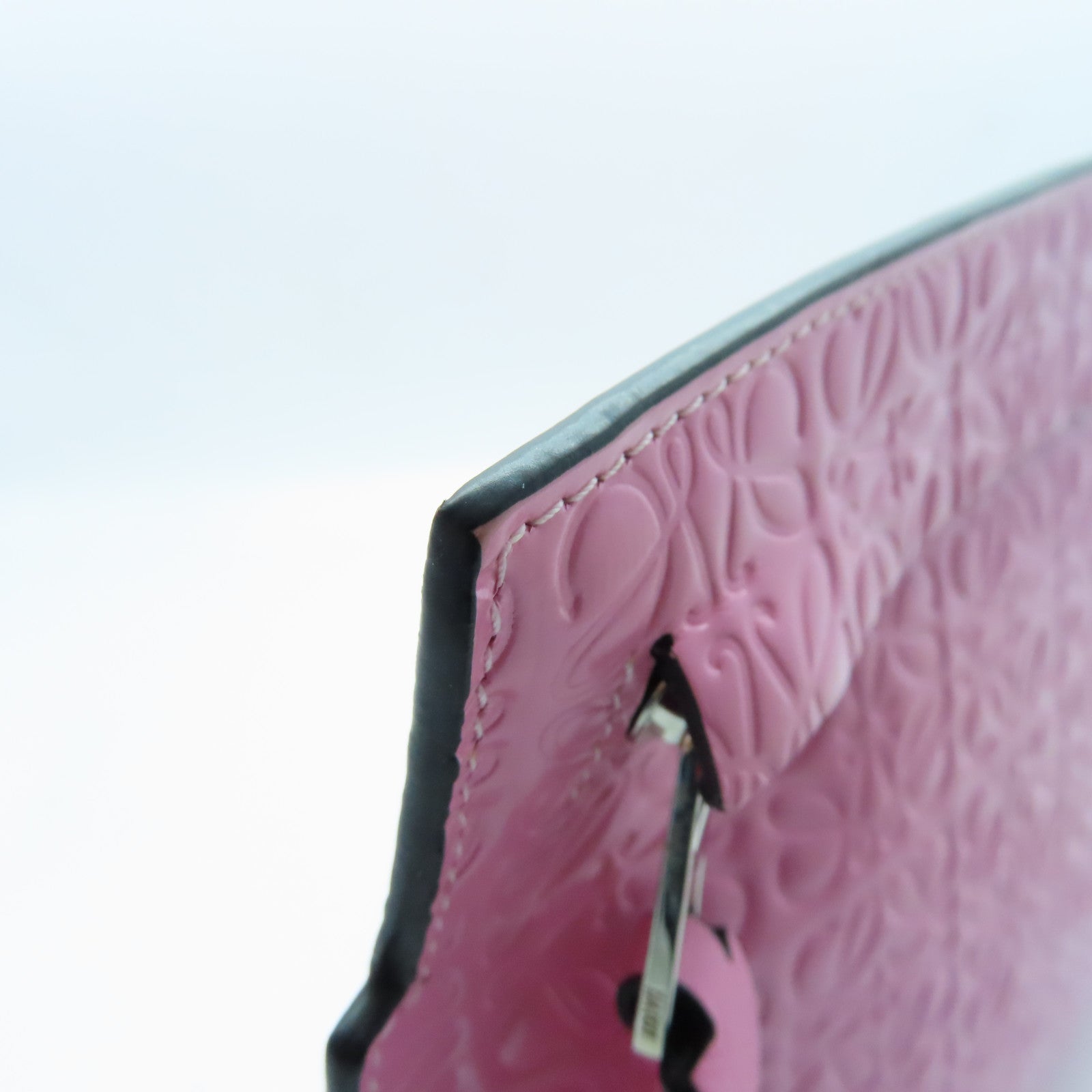 LOEWE 漆皮皮革T Pouch银扣手拿包粉红色
