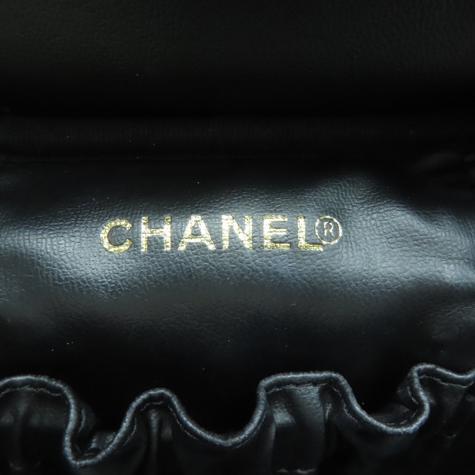 CHANEL Caviar皮革Vanity金扣化妝袋黑色