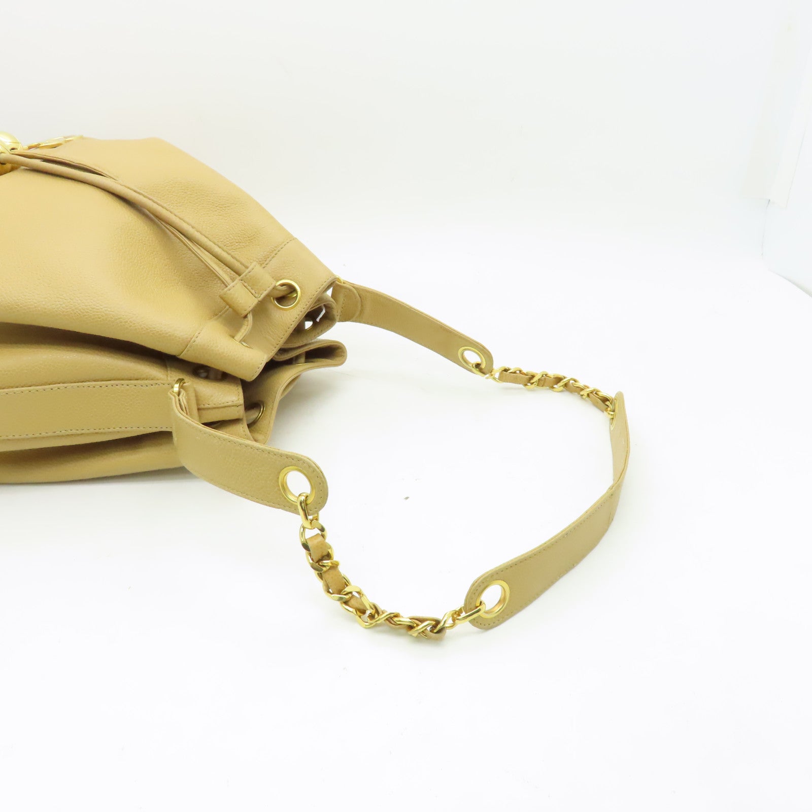 CHANEL Caviar皮革Drawstring Shoulder Bag金扣鏈帶肩背袋米色