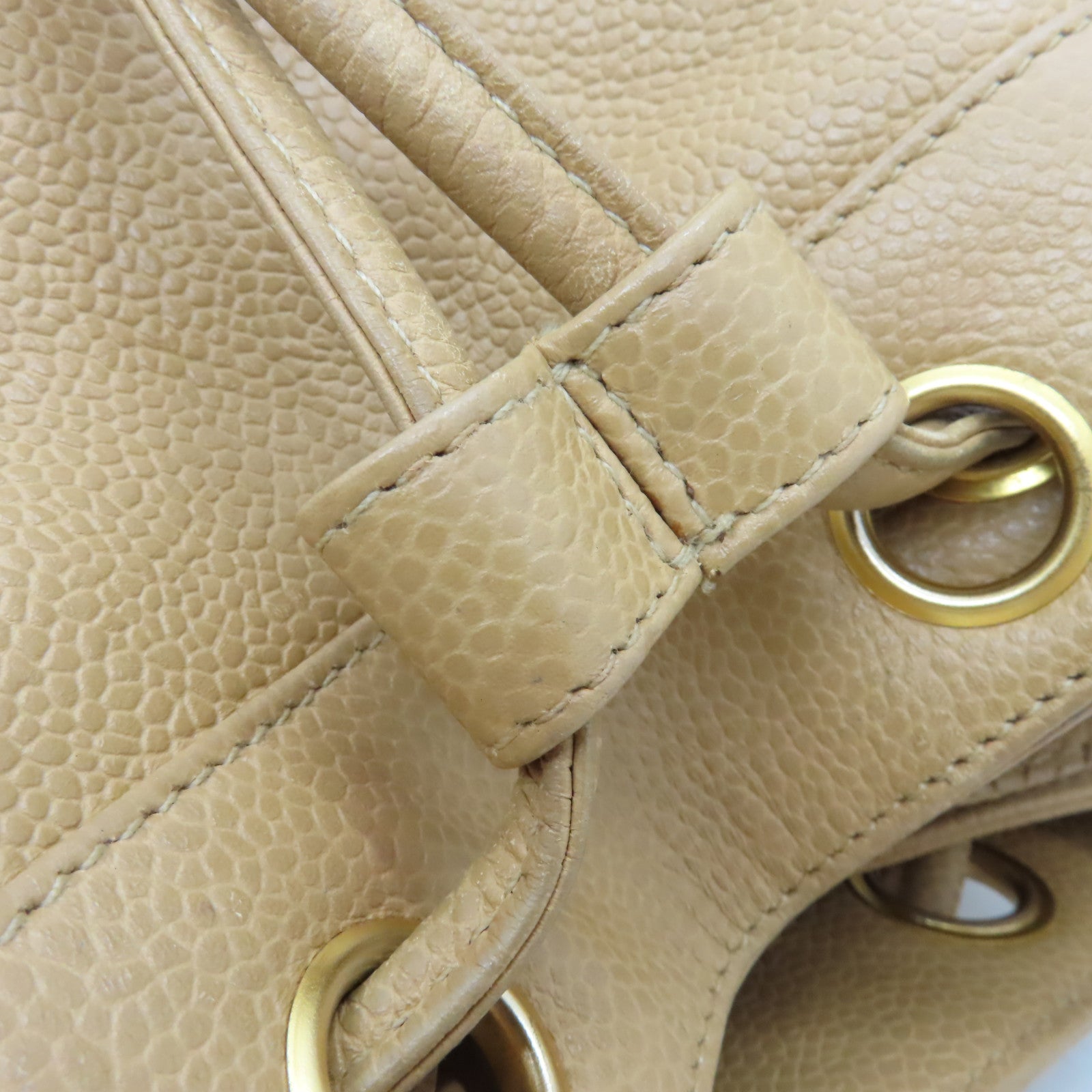 CHANEL Caviar皮革Drawstring Shoulder Bag金扣鏈帶肩背袋米色