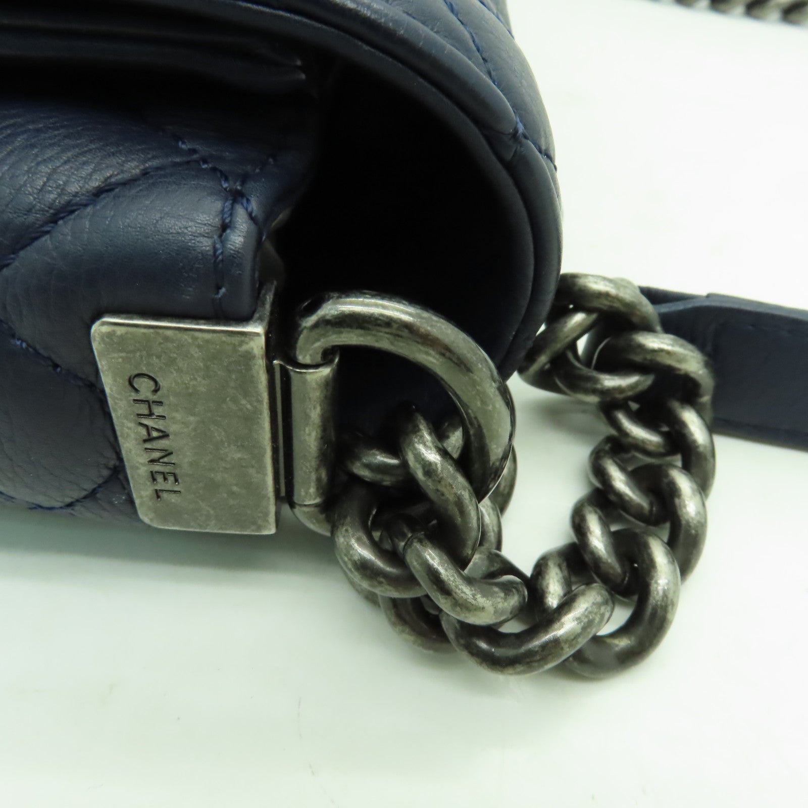 CHANEL 【激減優惠】菱格羊皮皮革Boy Chanel 28cm銀扣鏈帶肩背袋深藍色