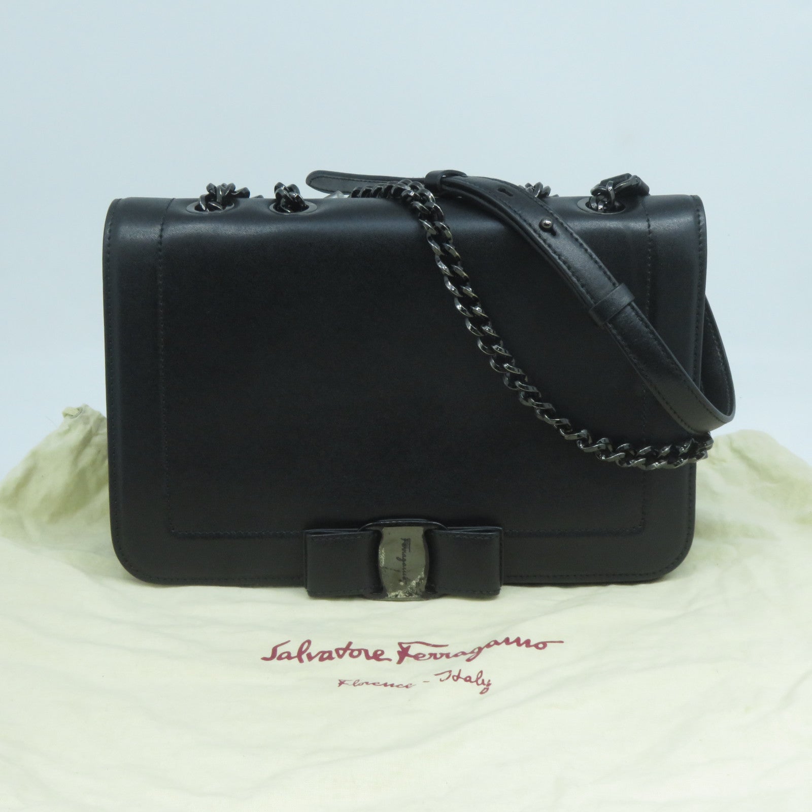 Salvatore Ferragamo 牛皮皮革Shoulder Bag銀扣鏈帶肩背袋黑色
