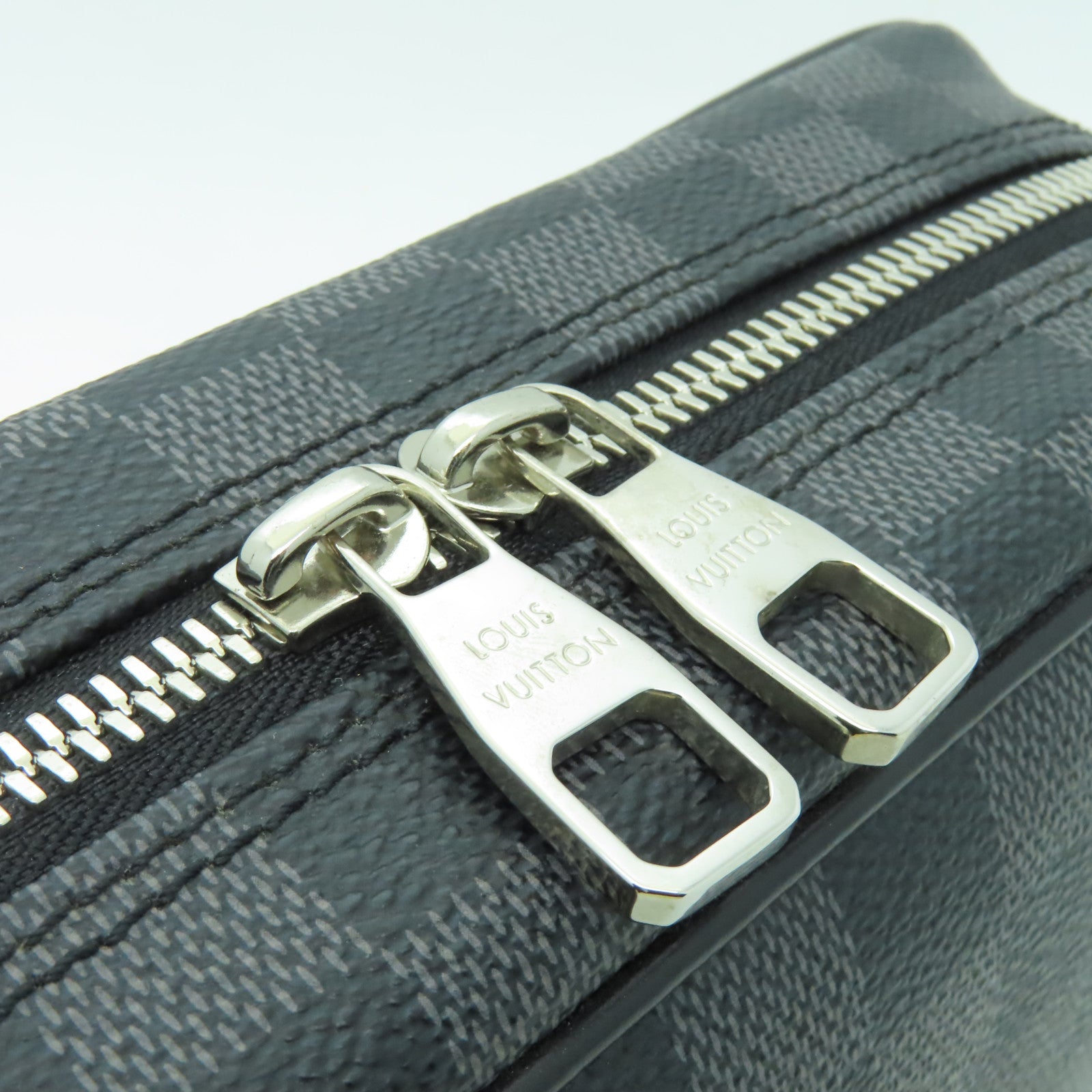 LOUIS VUITTON Damier Graphite Toilet Pouch銀扣手拿包黑色