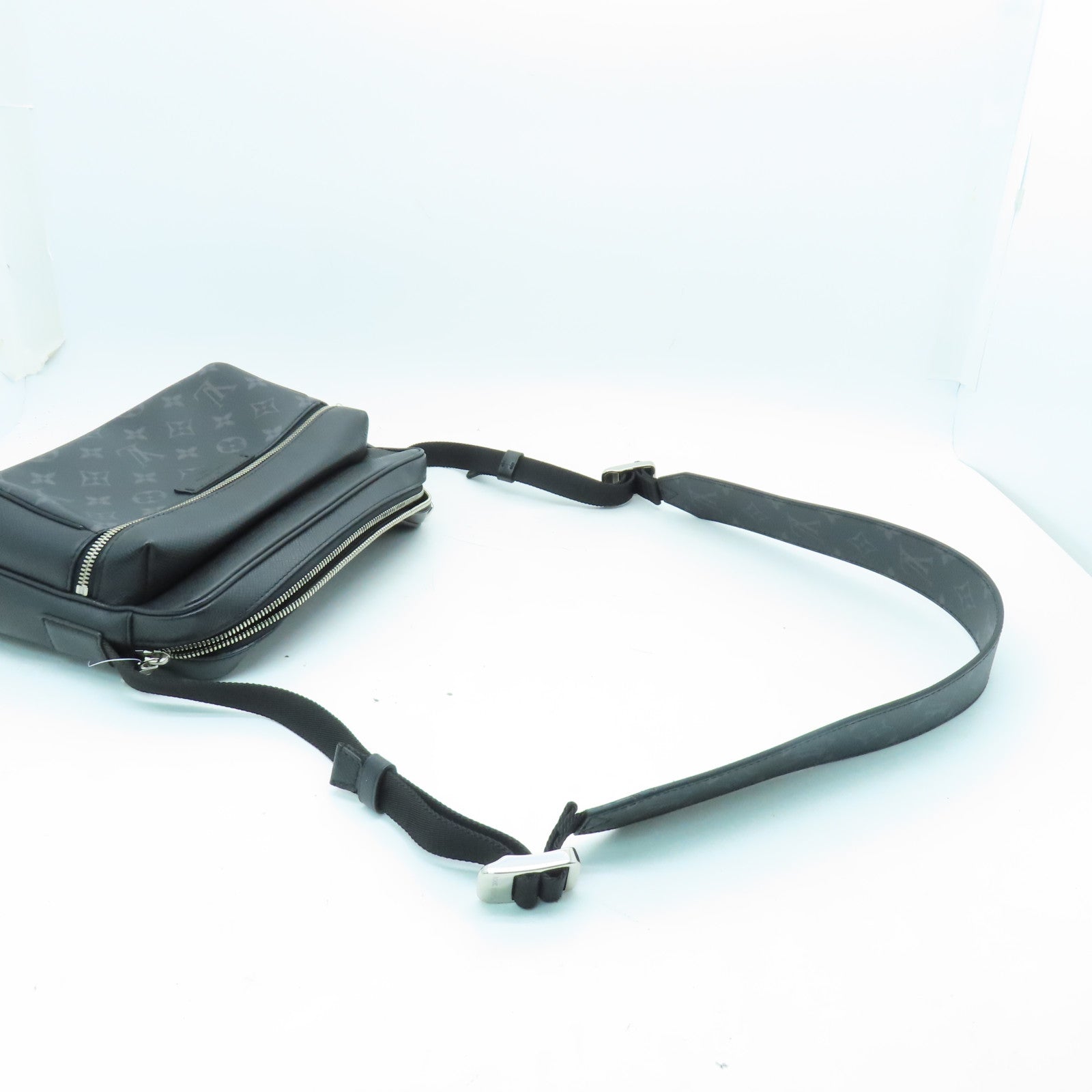 LOUIS VUITTON Monogram Eclipse Outdoor Messenger PM肩背袋黑色